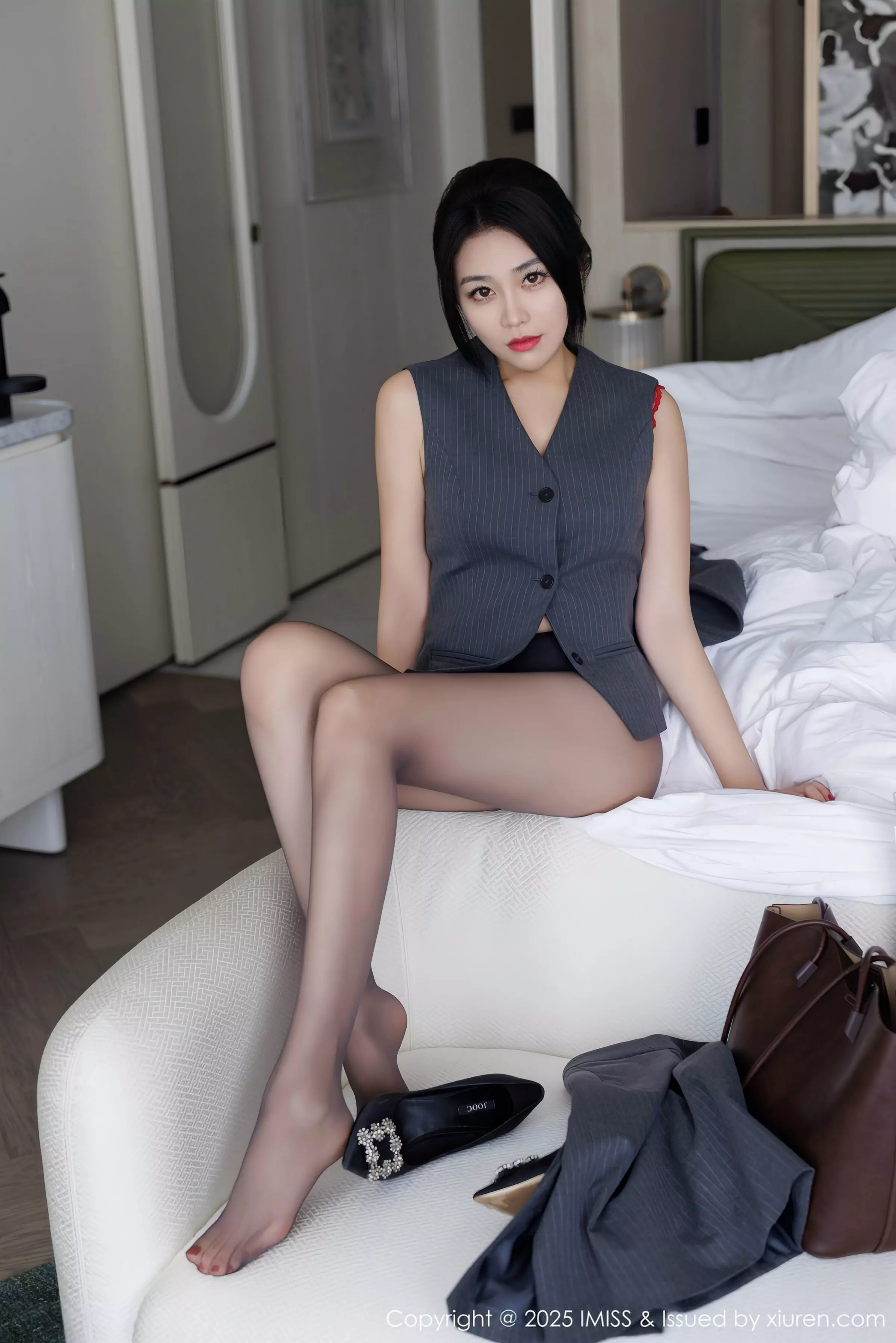 许诺Sabrina性感OL职业装露红色蕾丝内衣配超薄黑丝魅惑写真 第 95 张