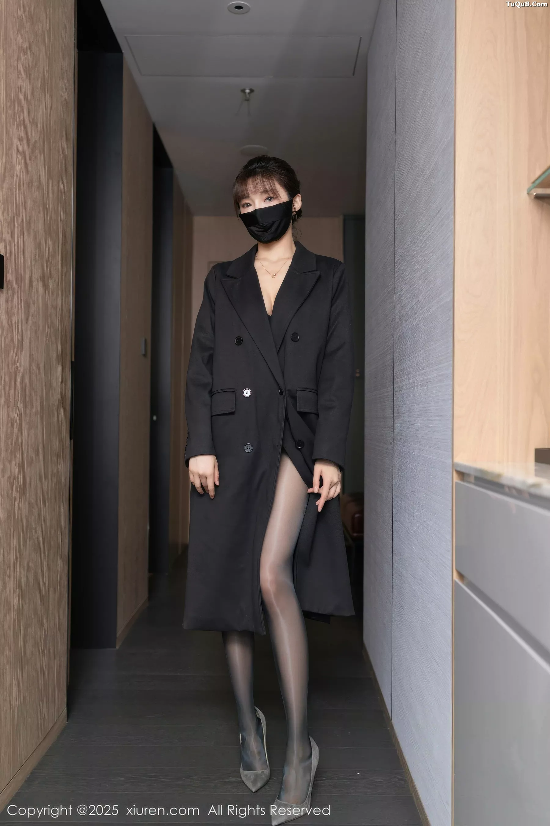 陆萱萱性感黑色风衣露黑色蕾丝内衣配超薄黑丝极致魅惑写真 第 1 张