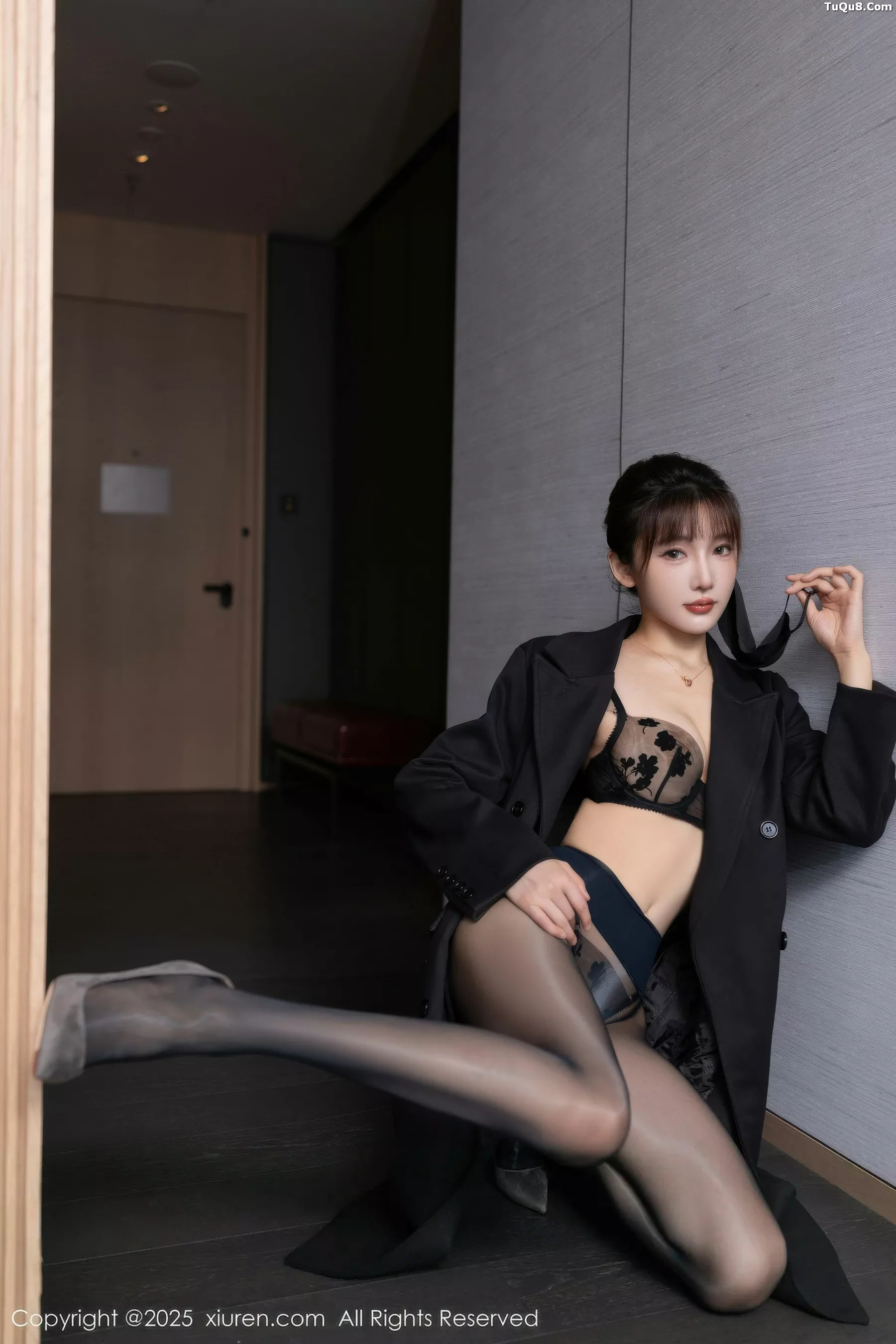 陆萱萱性感黑色风衣露黑色蕾丝内衣配超薄黑丝极致魅惑写真 第 30 张