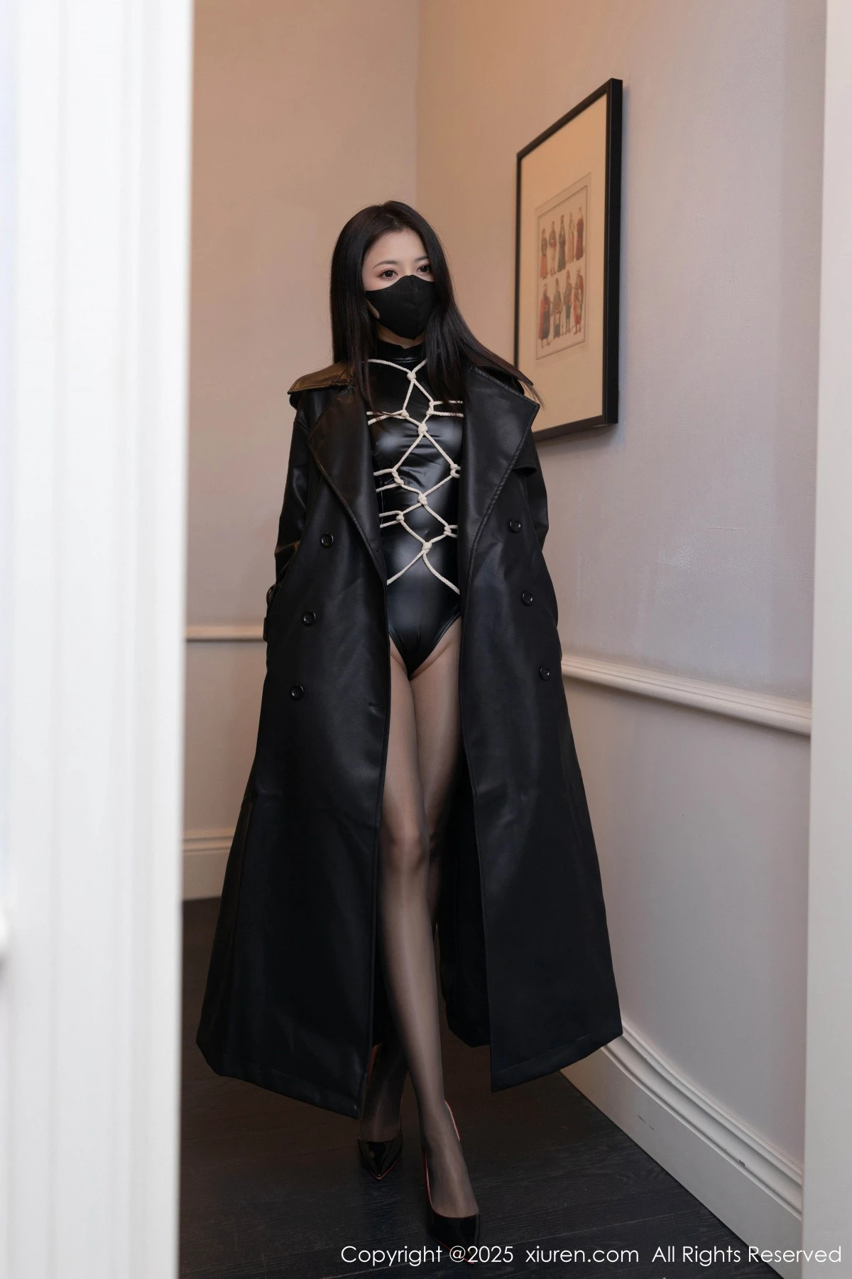 鱼子酱Fish性感黑色皮质服饰配超薄黑丝秀曼妙身材绝美写真 第 2 张