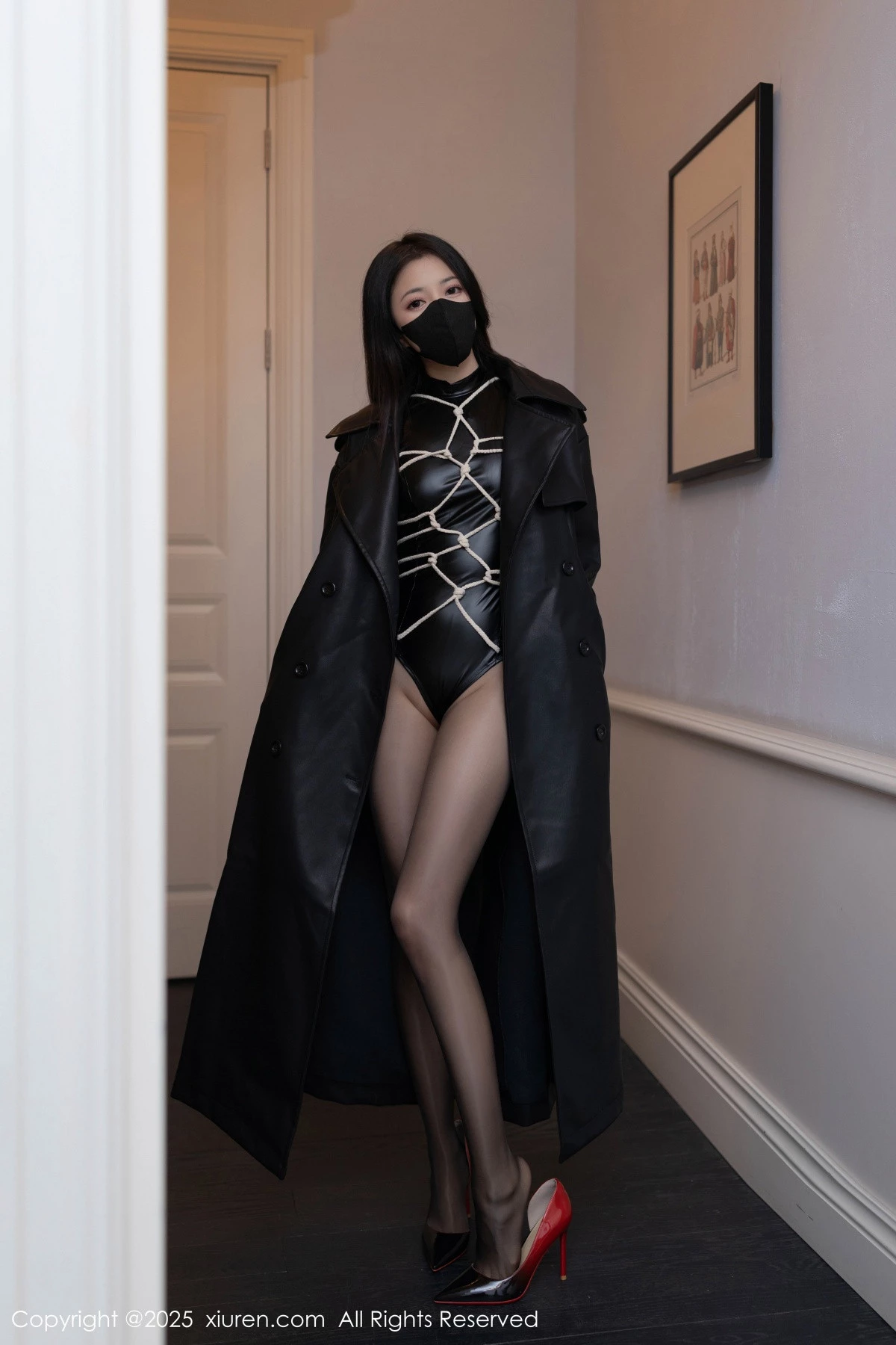 鱼子酱Fish性感黑色皮质服饰配超薄黑丝秀曼妙身材绝美写真 第 3 张