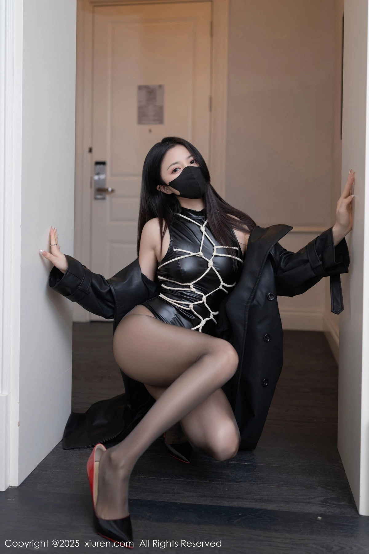 鱼子酱Fish性感黑色皮质服饰配超薄黑丝秀曼妙身材绝美写真 第 7 张