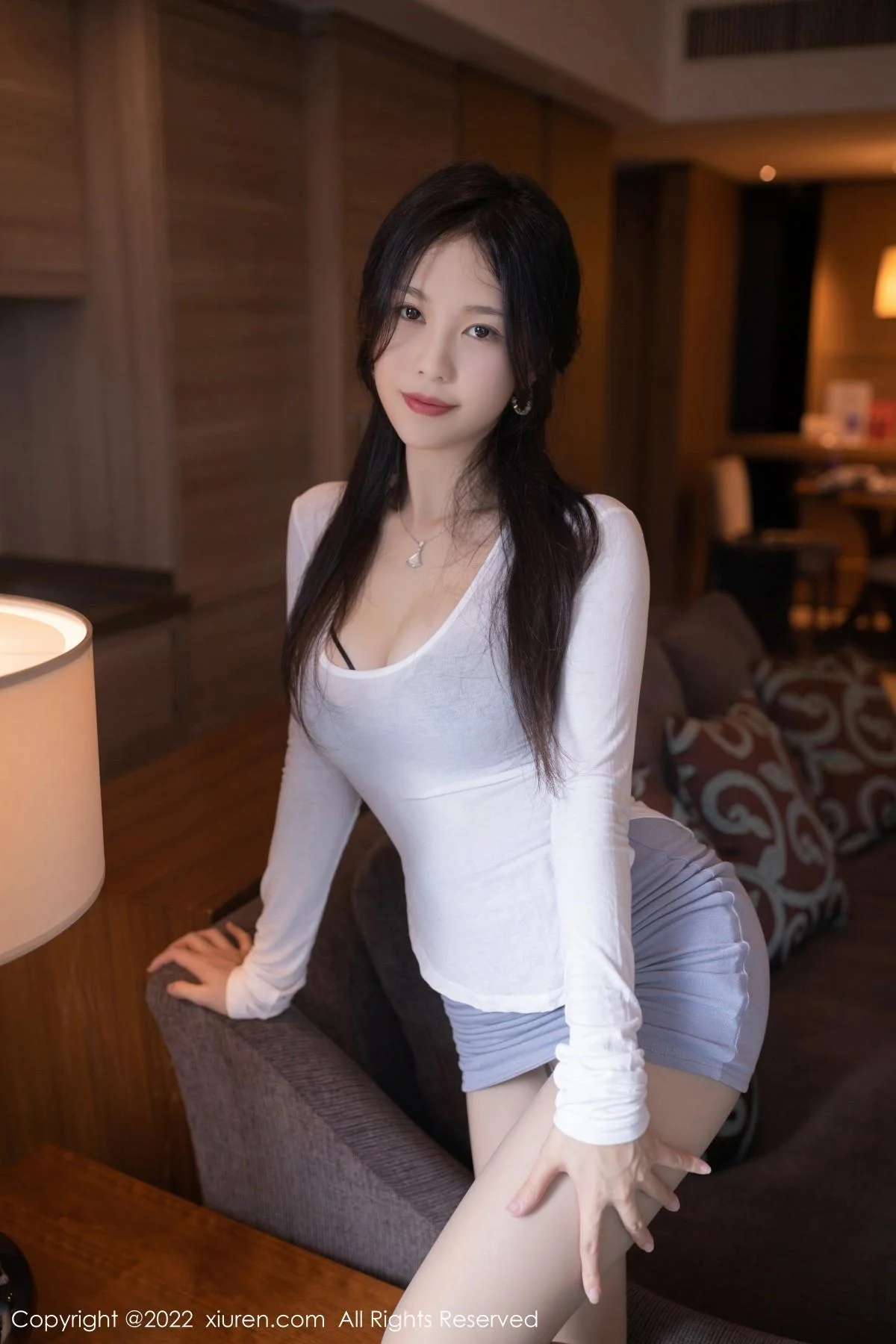利世性感白T配灰色短裙半脱露黑色内衣超薄灰丝绝美写真 第 19 张