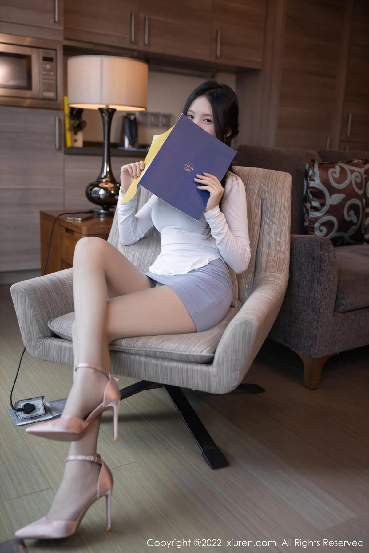 利世性感白T配灰色短裙半脱露黑色内衣超薄灰丝绝美写真 第 27 张
