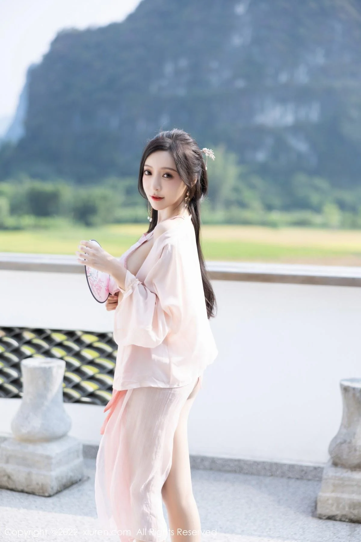 王馨瑶yanni私房粉色肚兜配超薄肉丝秀惹火身材绝美写真 第 12 张