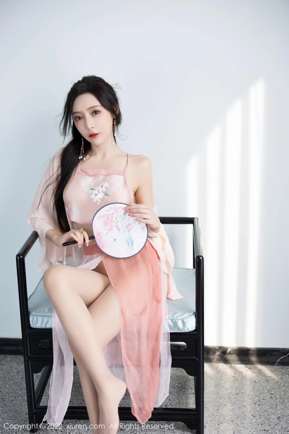 王馨瑶yanni私房粉色肚兜配超薄肉丝秀惹火身材绝美写真 第 14 张