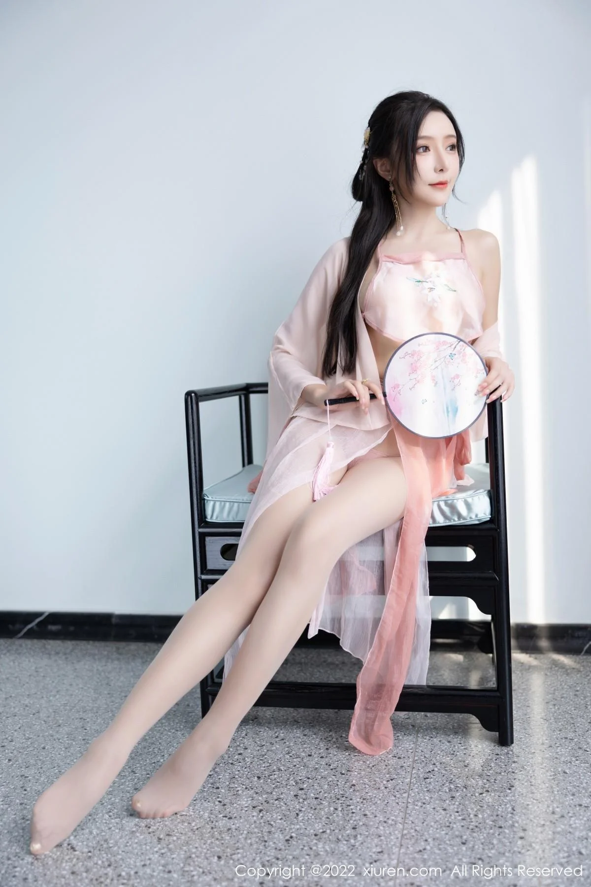 王馨瑶yanni私房粉色肚兜配超薄肉丝秀惹火身材绝美写真 第 17 张