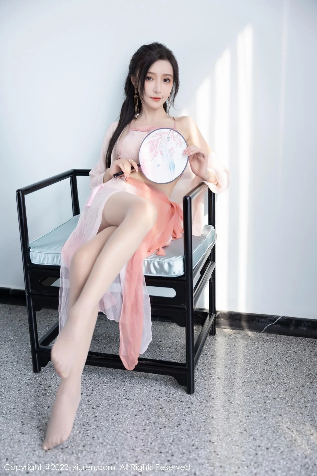 王馨瑶yanni私房粉色肚兜配超薄肉丝秀惹火身材绝美写真 第 19 张