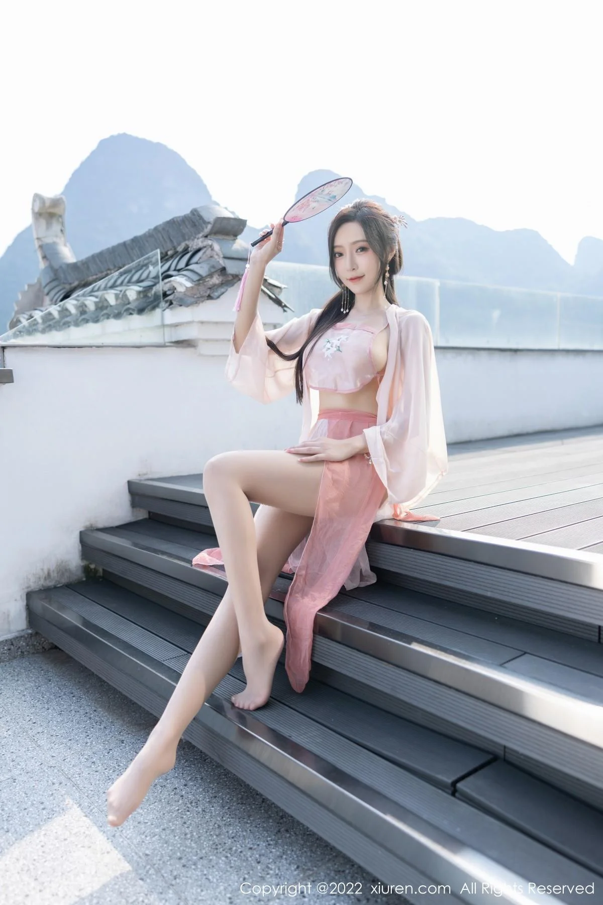 王馨瑶yanni私房粉色肚兜配超薄肉丝秀惹火身材绝美写真 第 2 张