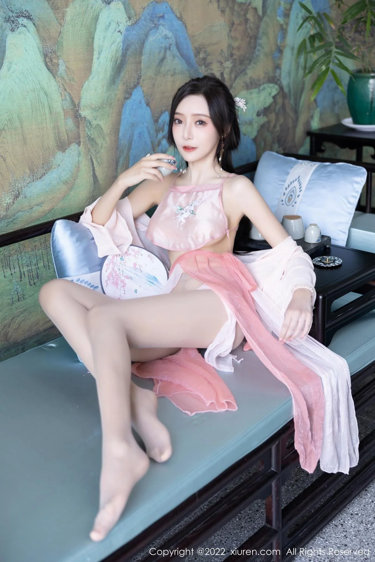 王馨瑶yanni私房粉色肚兜配超薄肉丝秀惹火身材绝美写真 第 26 张