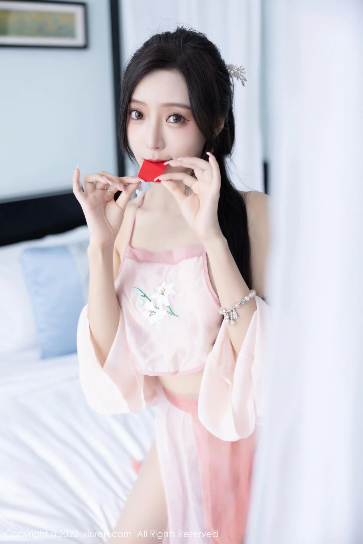 王馨瑶yanni私房粉色肚兜配超薄肉丝秀惹火身材绝美写真 第 46 张