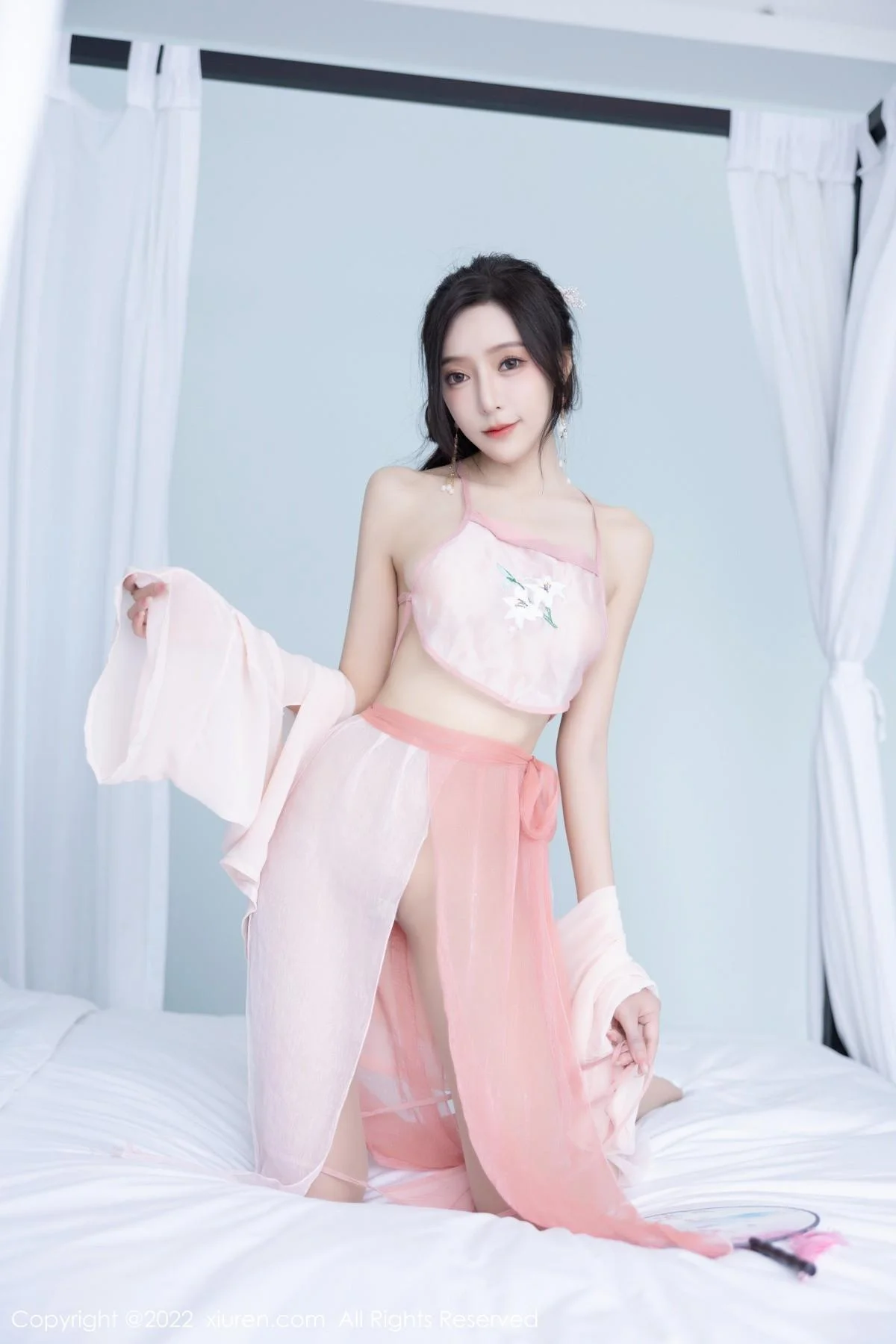 王馨瑶yanni私房粉色肚兜配超薄肉丝秀惹火身材绝美写真 第 50 张