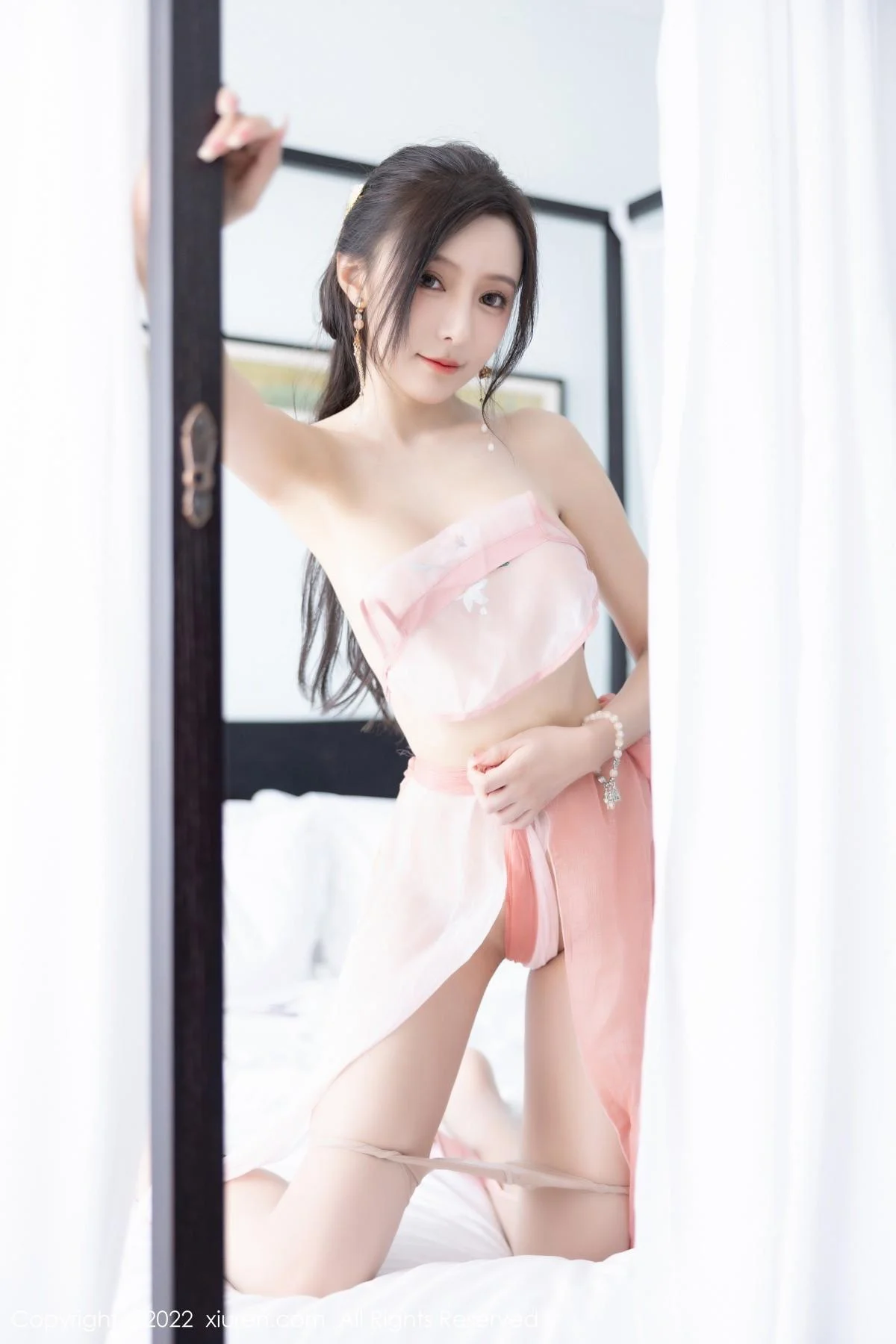 王馨瑶yanni私房粉色肚兜配超薄肉丝秀惹火身材绝美写真 第 76 张