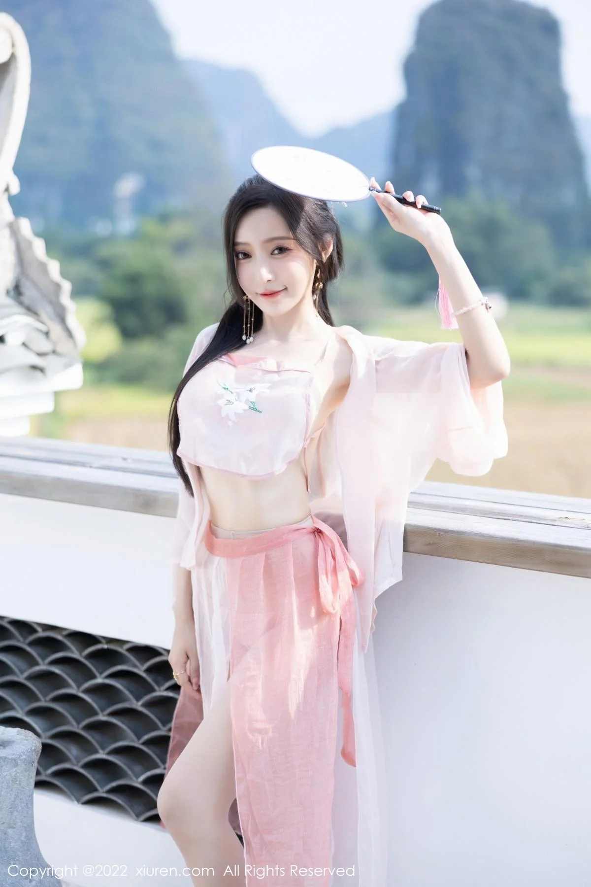 王馨瑶yanni私房粉色肚兜配超薄肉丝秀惹火身材绝美写真 第 9 张