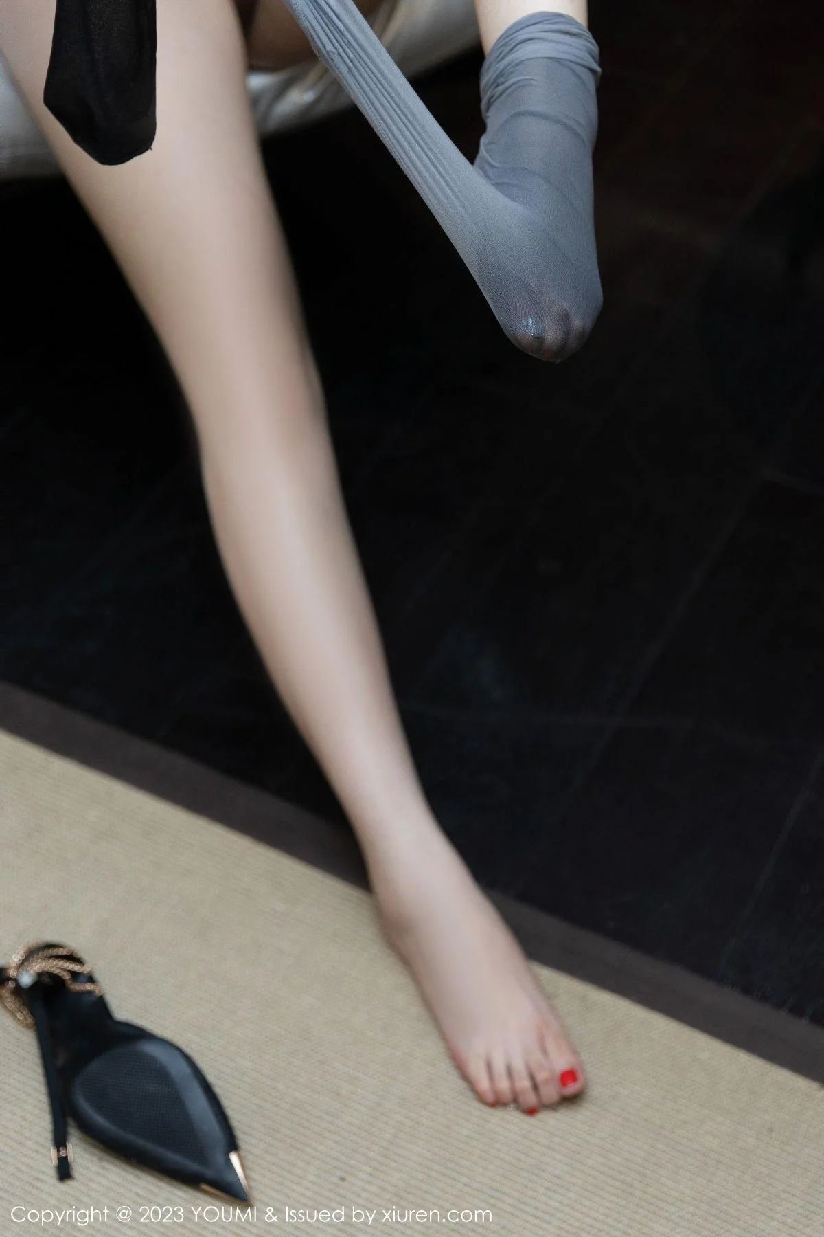 Carol周妍希深色露肩连衣裙配超薄灰丝秀丰满身材绝美写真 第 136 张