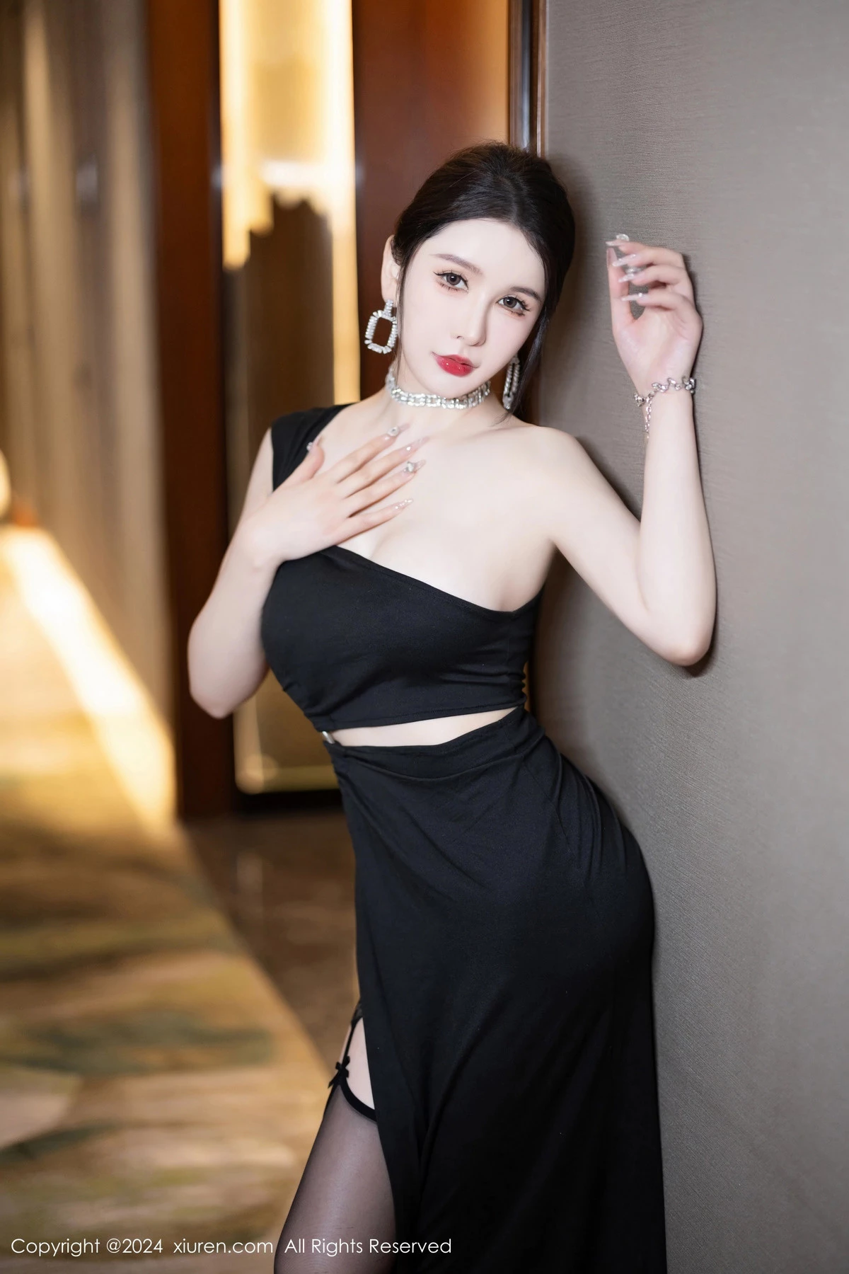 李丽莎性感黑色蕾丝连体服饰配黑丝袜秀完美身材绝美写真 第 4 张