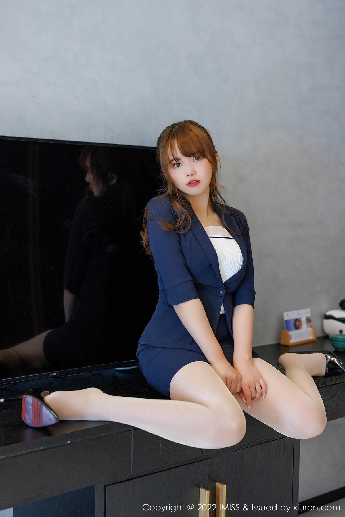 张思允Nice云南心愿脱蓝色OL制服露紫色内衣撩人绝美写真 第 18 张