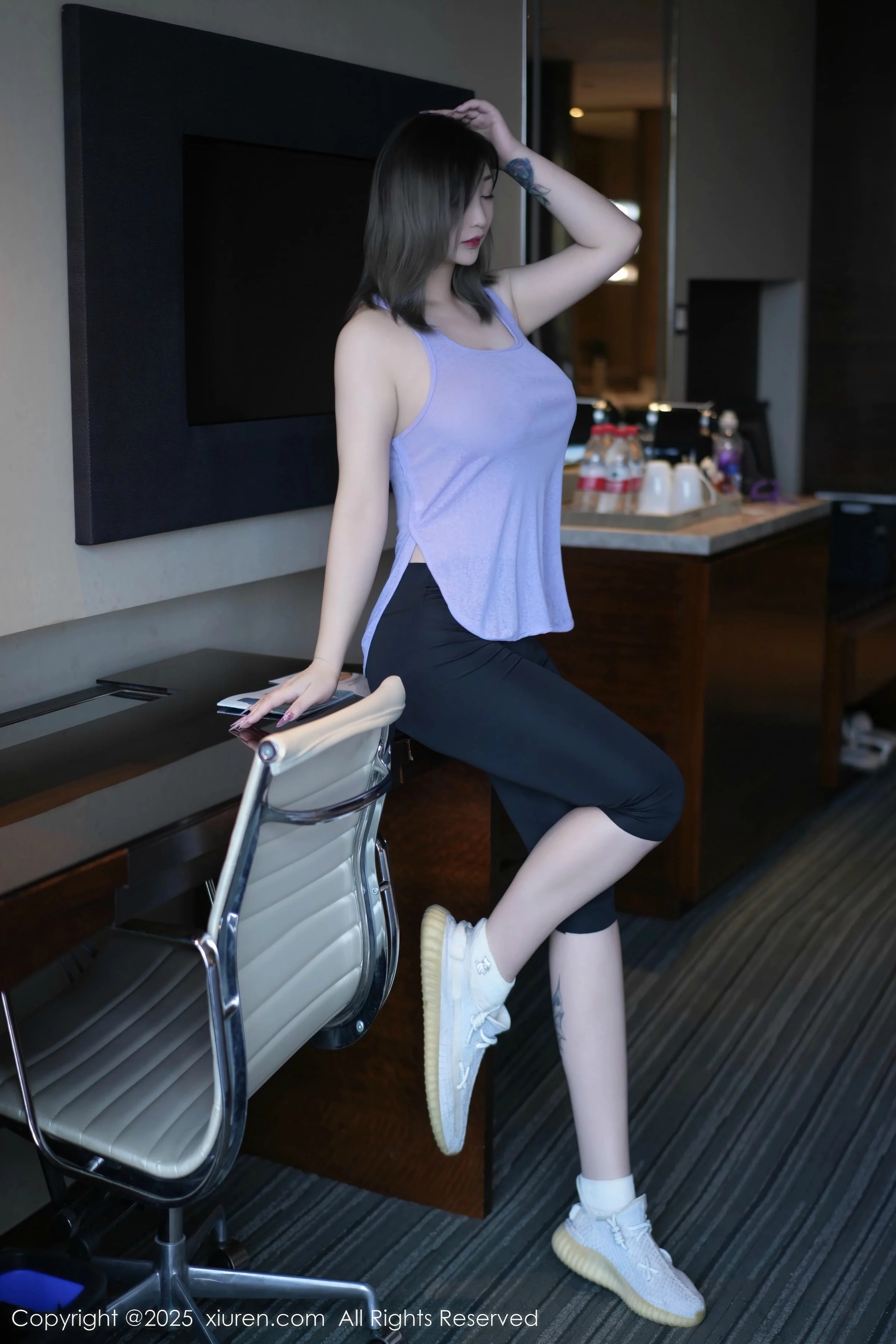 妲己_Toxic性感紫灰色上衣配黑色短裤秀丰满身材绝美写真 第 10 张