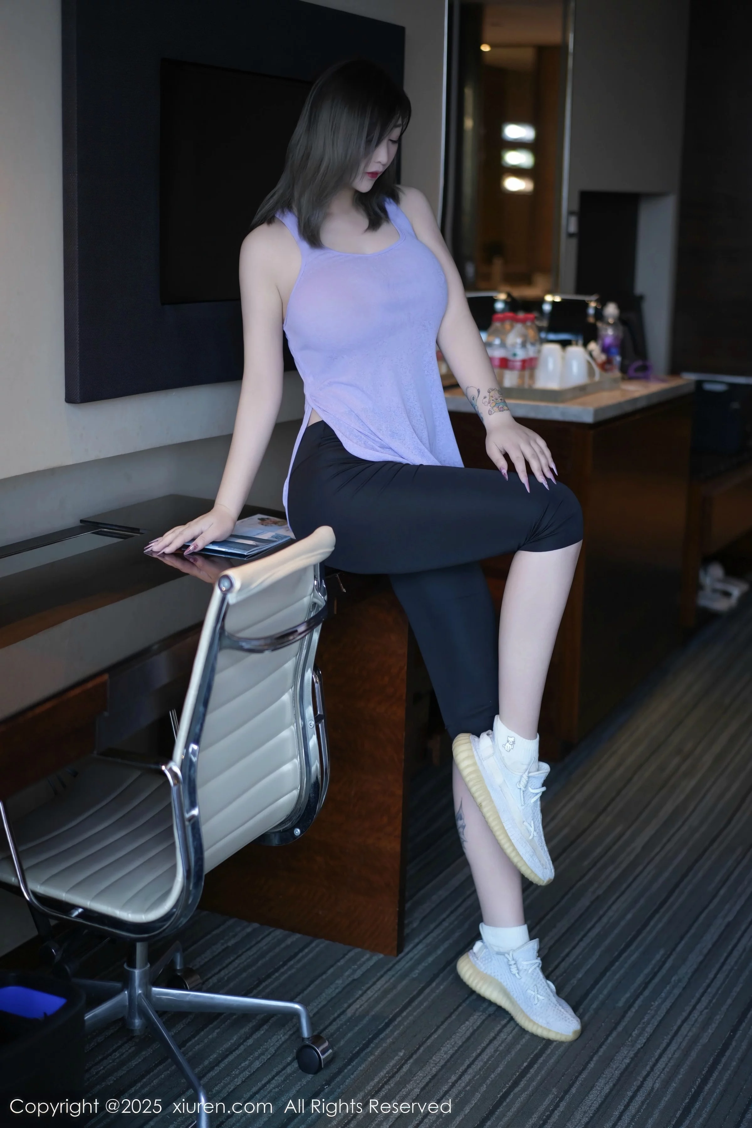 妲己_Toxic性感紫灰色上衣配黑色短裤秀丰满身材绝美写真 第 12 张
