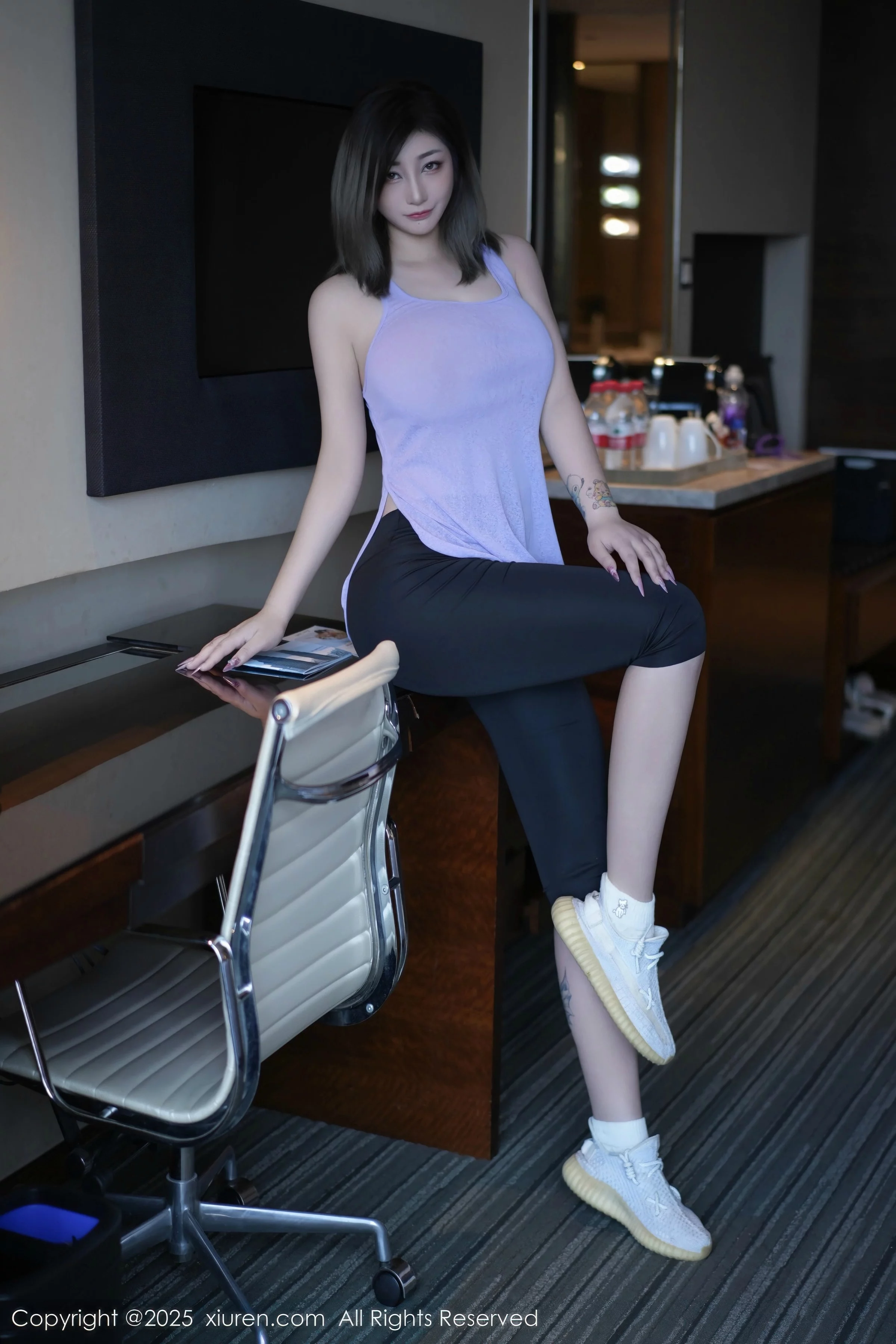 妲己_Toxic性感紫灰色上衣配黑色短裤秀丰满身材绝美写真 第 14 张