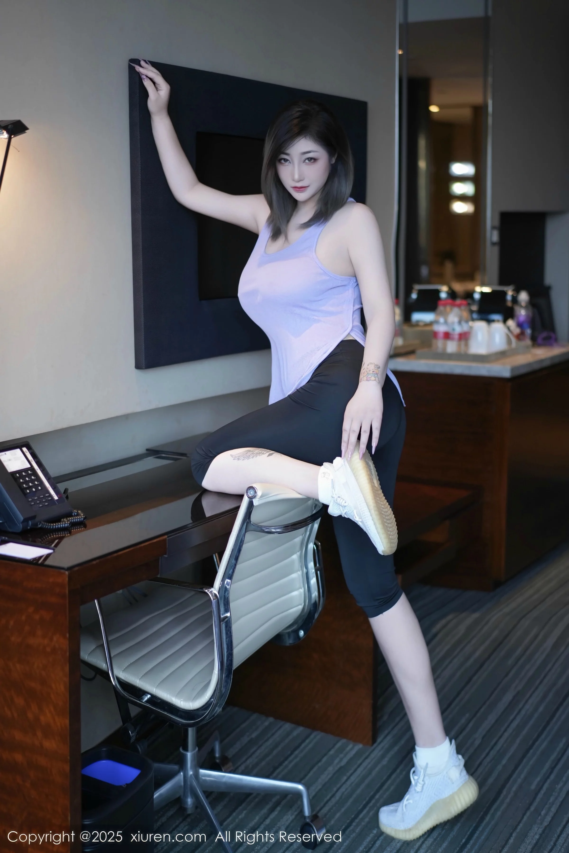 妲己_Toxic性感紫灰色上衣配黑色短裤秀丰满身材绝美写真 第 18 张