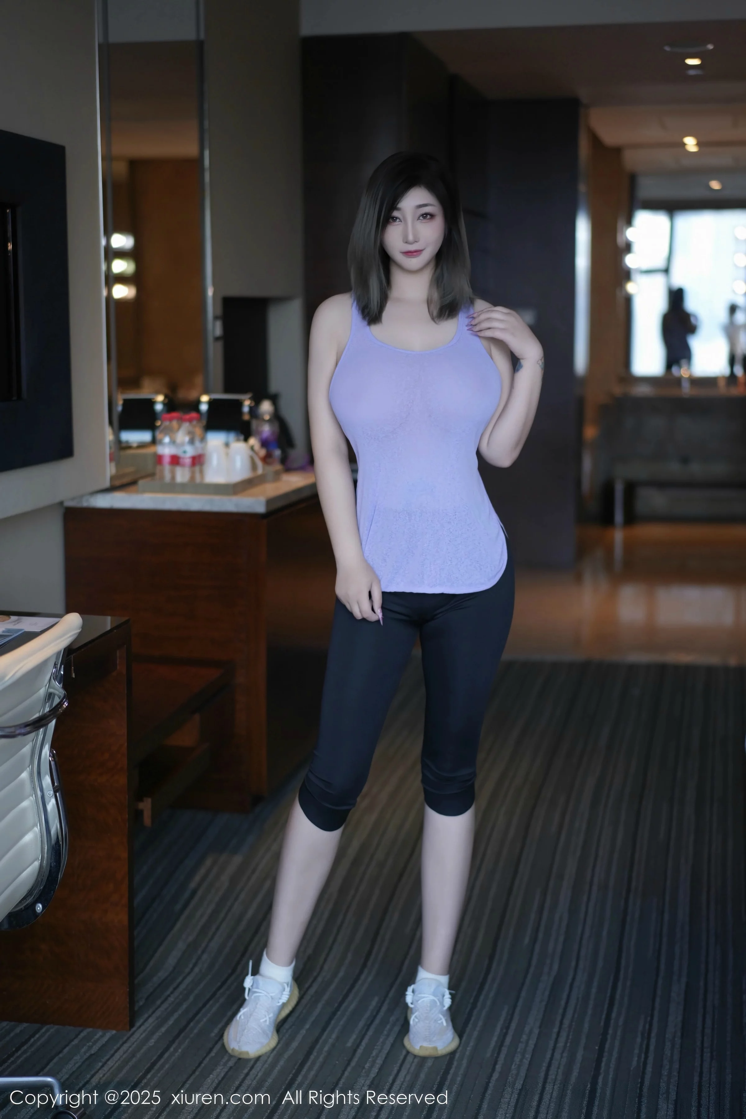 妲己_Toxic性感紫灰色上衣配黑色短裤秀丰满身材绝美写真 第 2 张