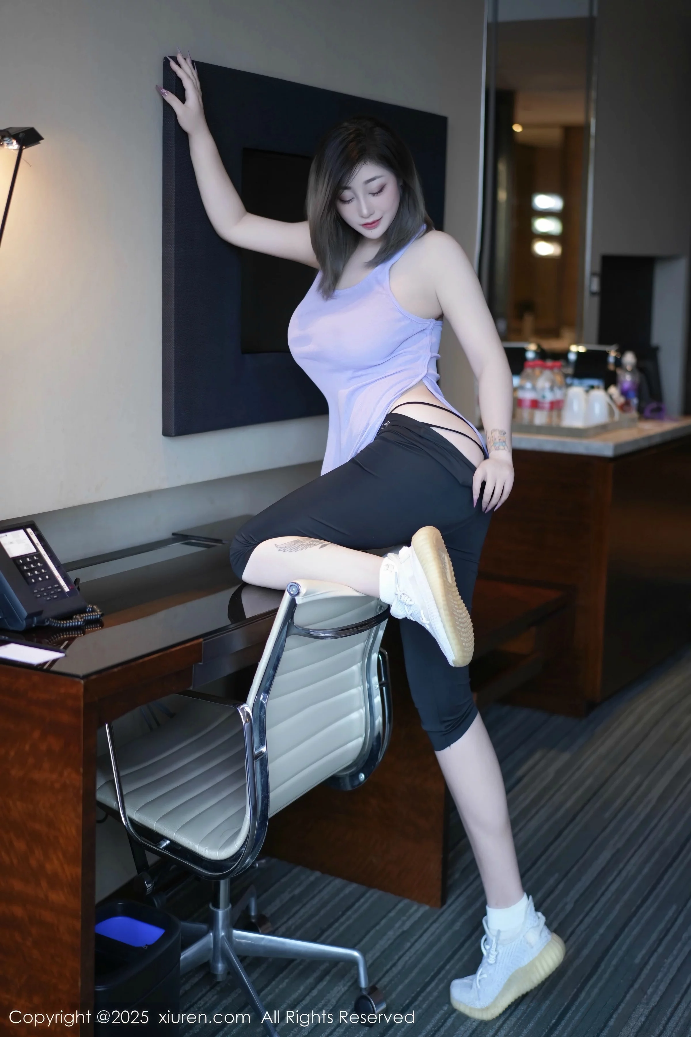 妲己_Toxic性感紫灰色上衣配黑色短裤秀丰满身材绝美写真 第 21 张