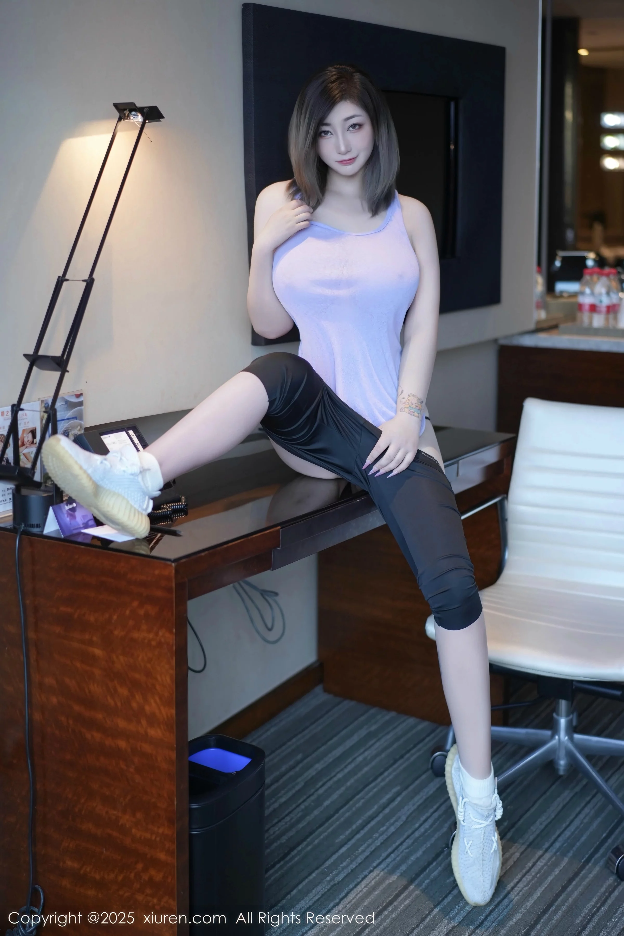 妲己_Toxic性感紫灰色上衣配黑色短裤秀丰满身材绝美写真 第 27 张