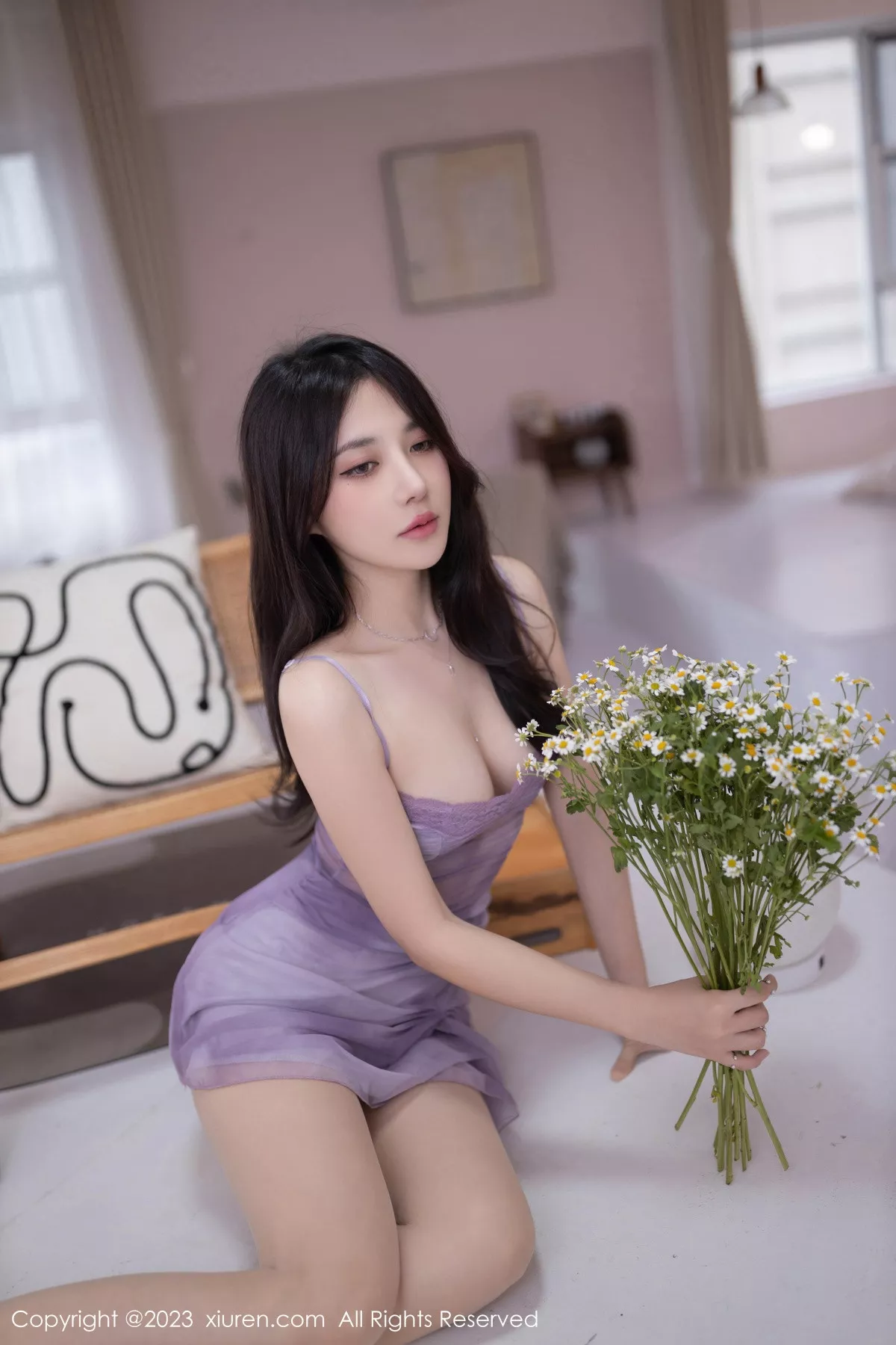 鱼子酱Fish性感紫色吊带连衣短裙半脱秀曼妙身姿绝美写真 第 2 张