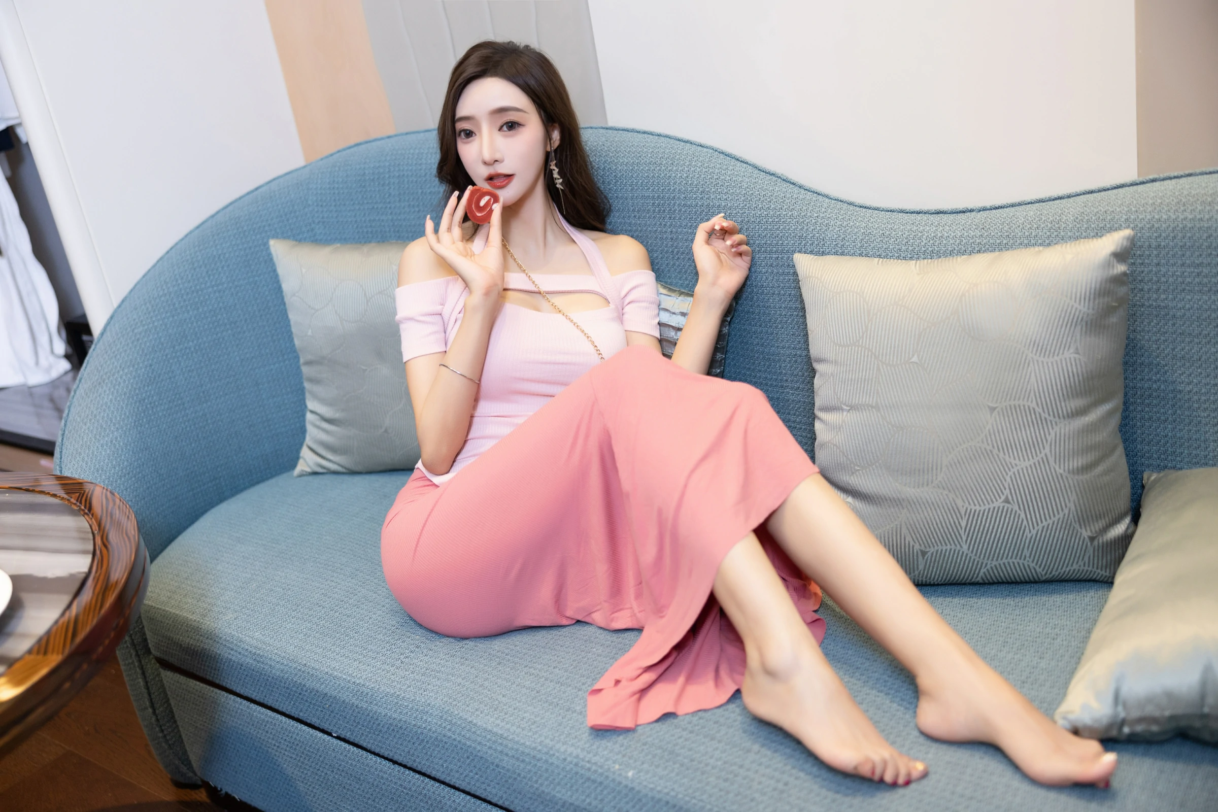 [秀人付费] 王馨瑶Yanni 诱人私拍福利 粉色上衣配半身裙 小奶牛内衣 第 17 张