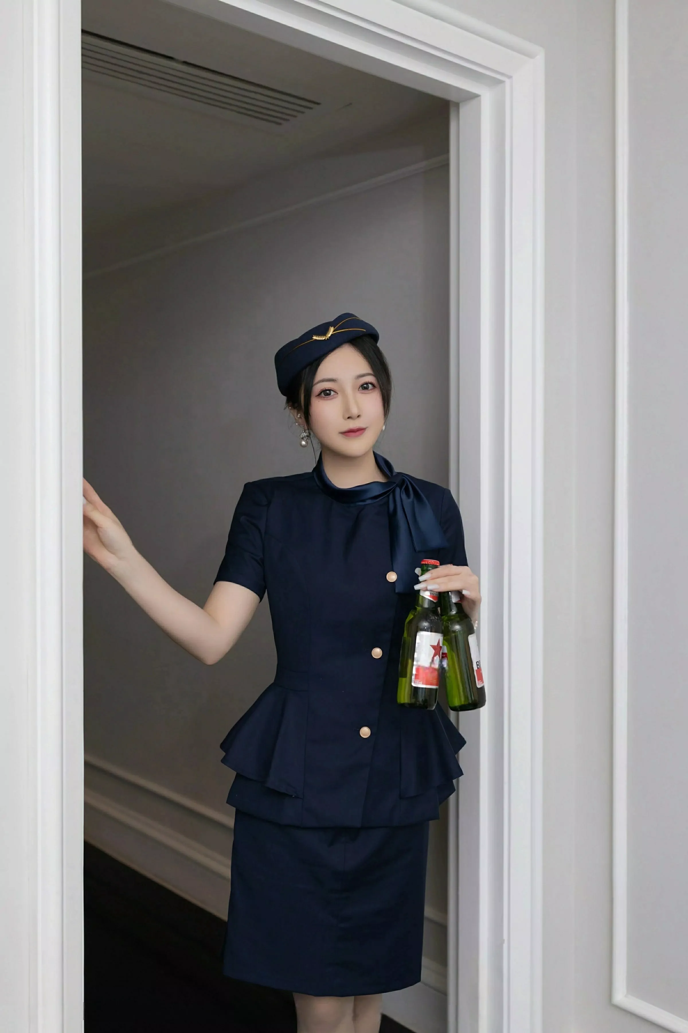 鱼子酱Fish性感空姐制服露白色内衣配灰丝袜秀美腿绝美写真 第 1 张