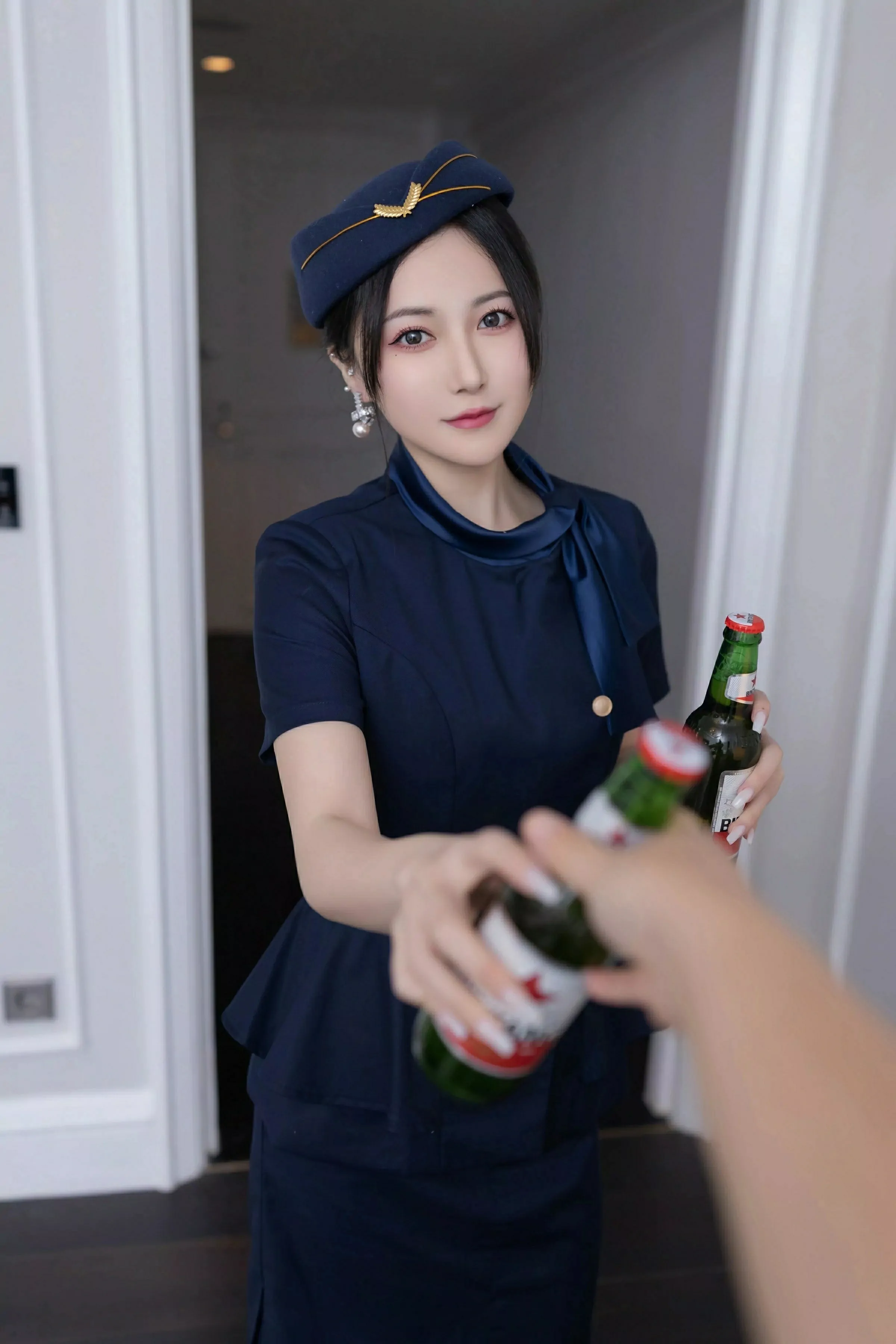 鱼子酱Fish性感空姐制服露白色内衣配灰丝袜秀美腿绝美写真 第 10 张