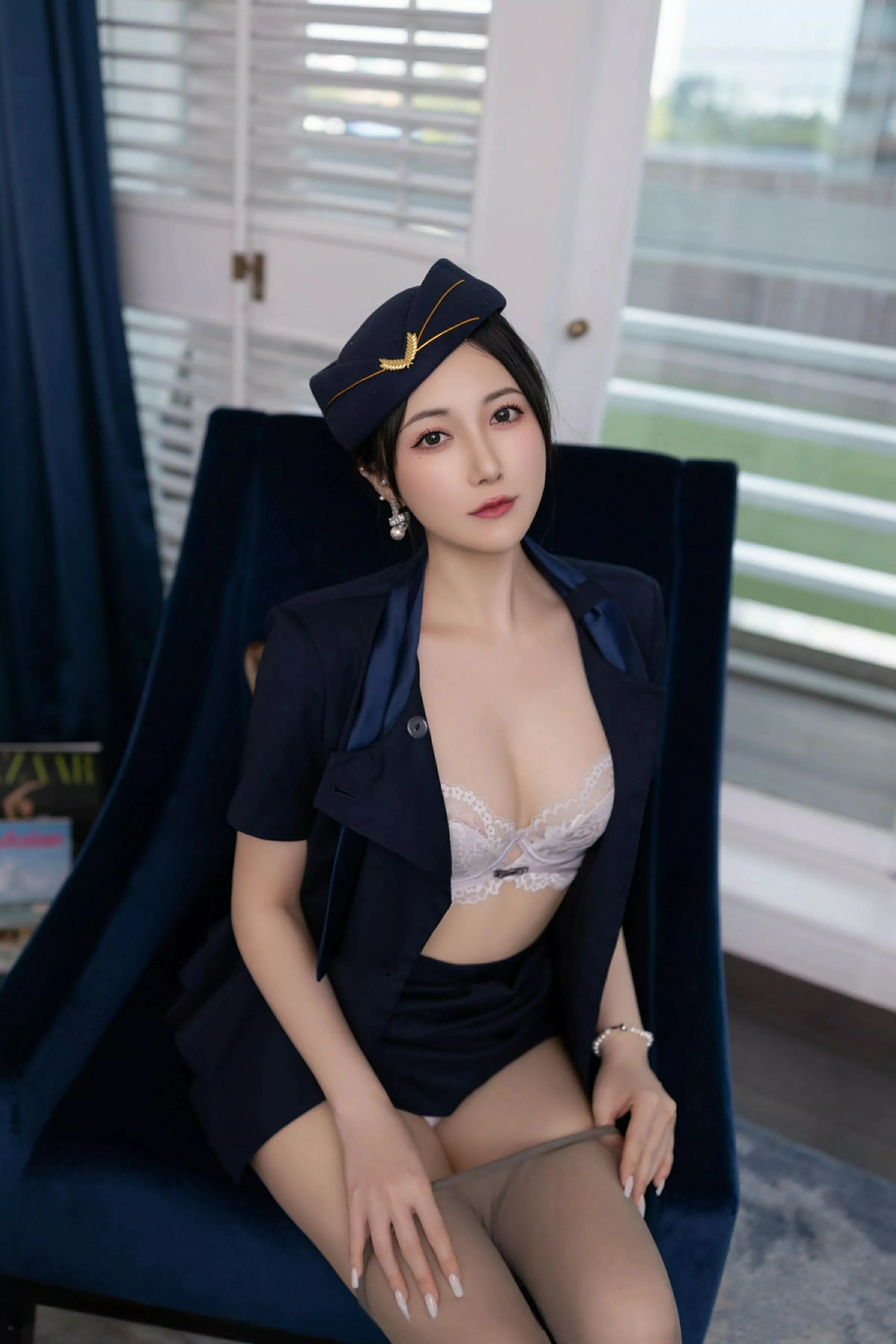 鱼子酱Fish性感空姐制服露白色内衣配灰丝袜秀美腿绝美写真 第 107 张