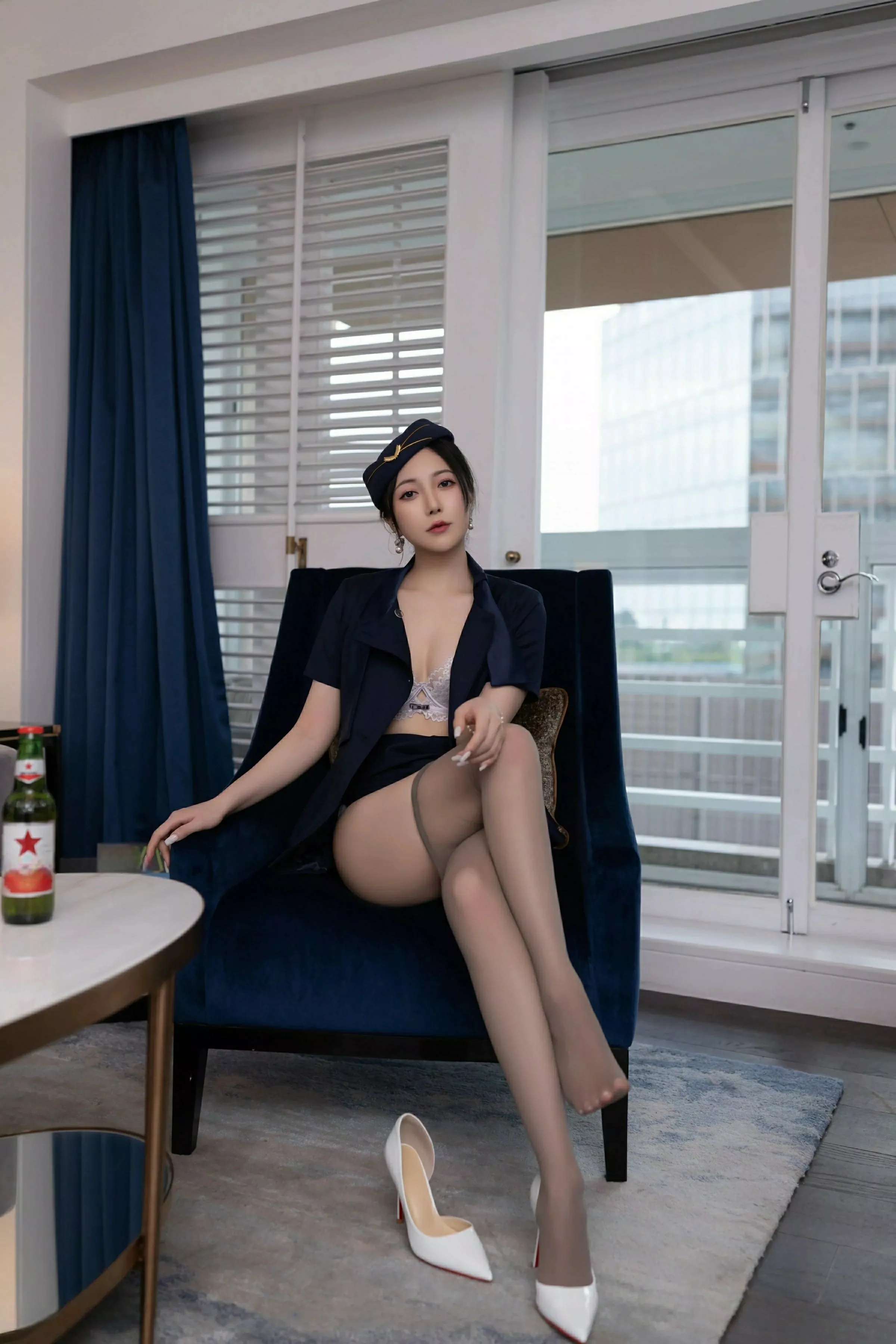 鱼子酱Fish性感空姐制服露白色内衣配灰丝袜秀美腿绝美写真 第 110 张