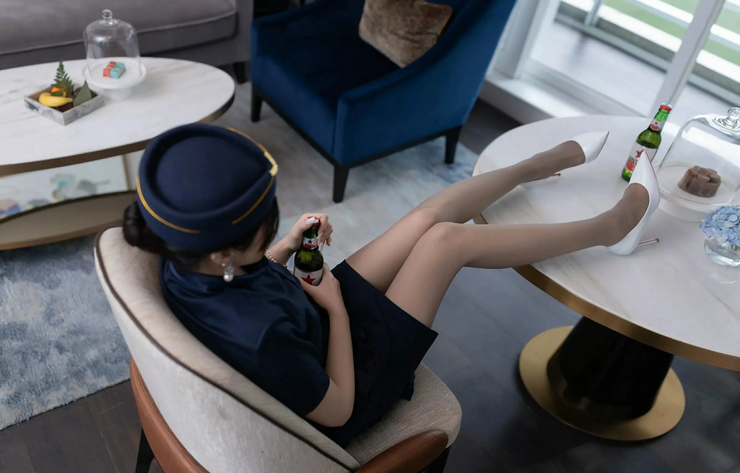 鱼子酱Fish性感空姐制服露白色内衣配灰丝袜秀美腿绝美写真 第 22 张