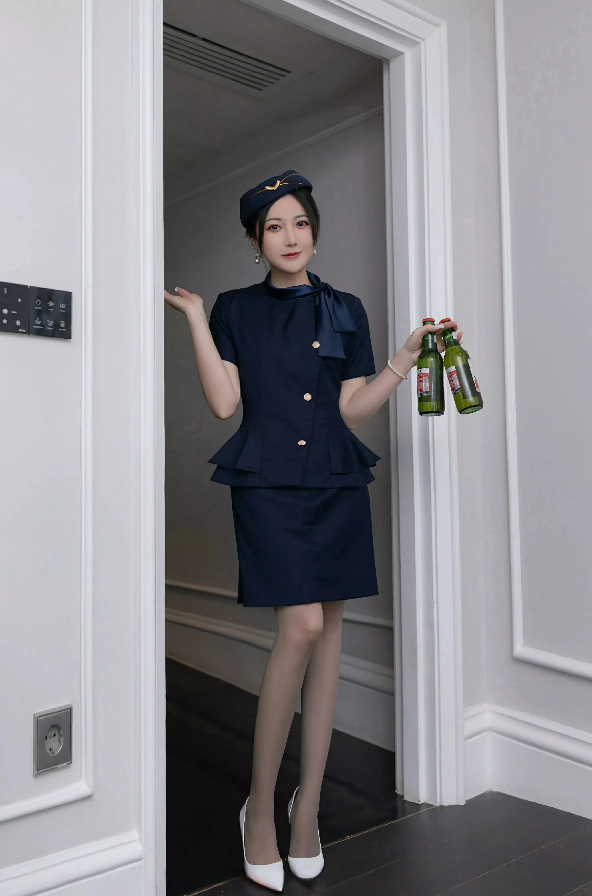 鱼子酱Fish性感空姐制服露白色内衣配灰丝袜秀美腿绝美写真 第 3 张