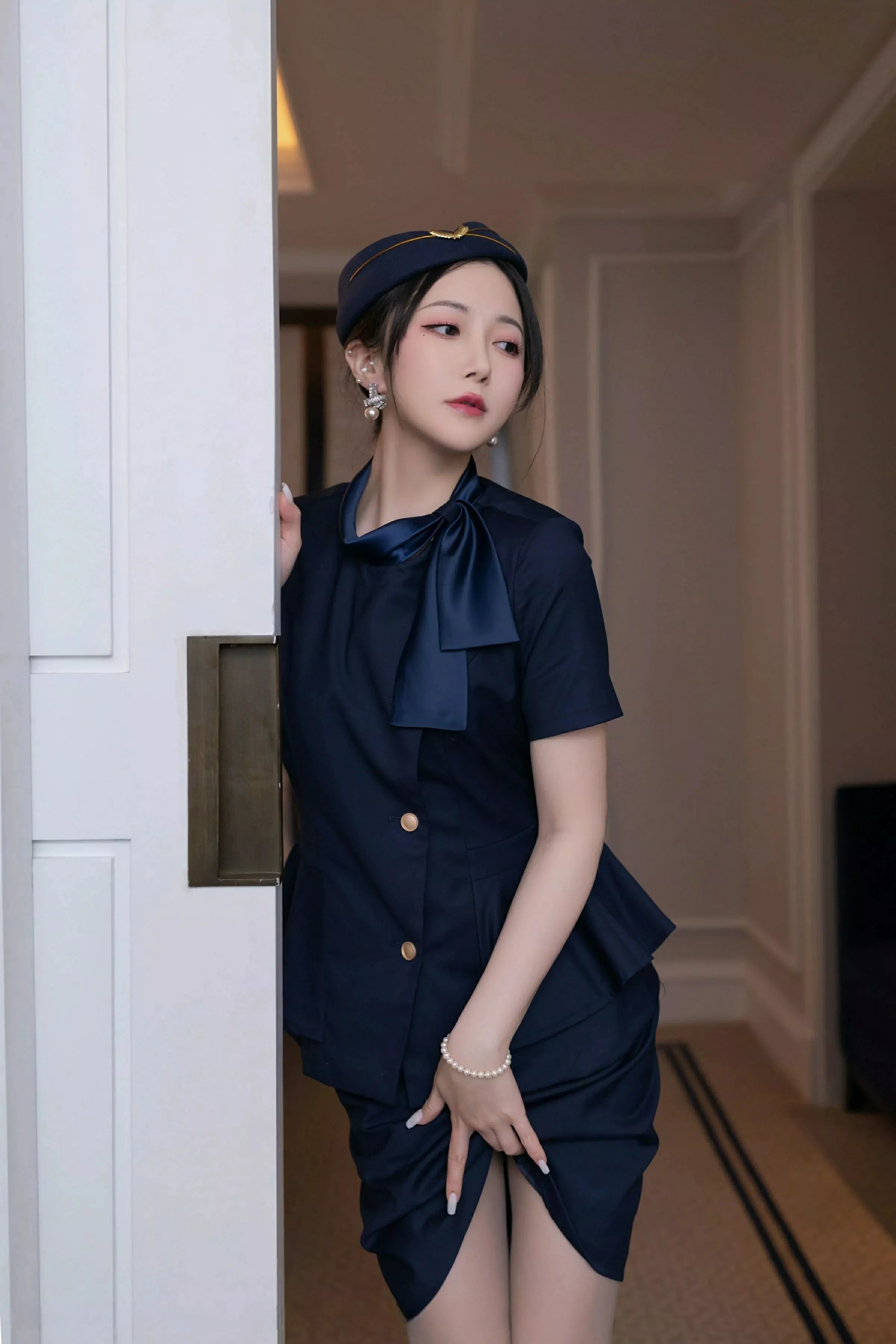 鱼子酱Fish性感空姐制服露白色内衣配灰丝袜秀美腿绝美写真 第 36 张