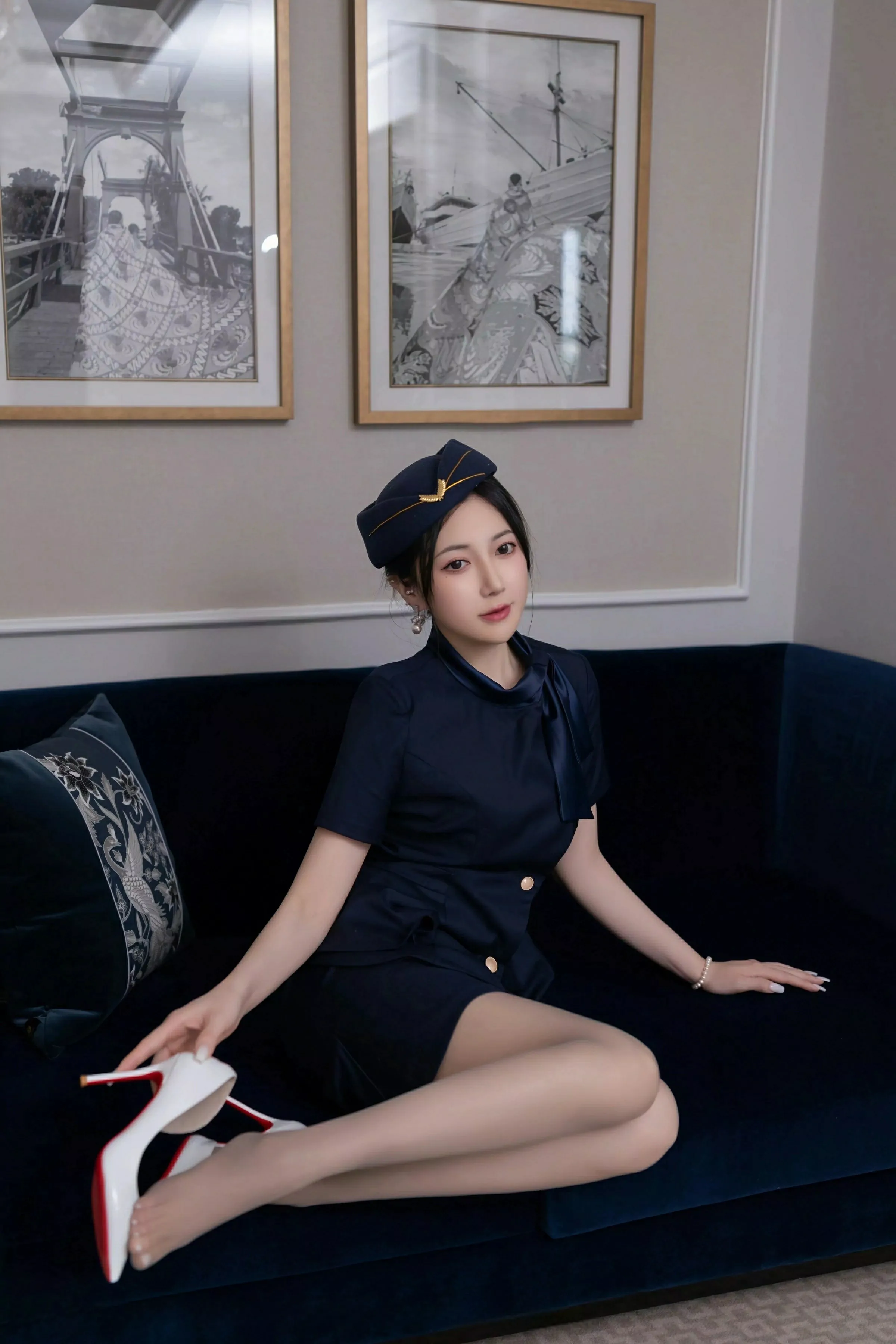 鱼子酱Fish性感空姐制服露白色内衣配灰丝袜秀美腿绝美写真 第 38 张