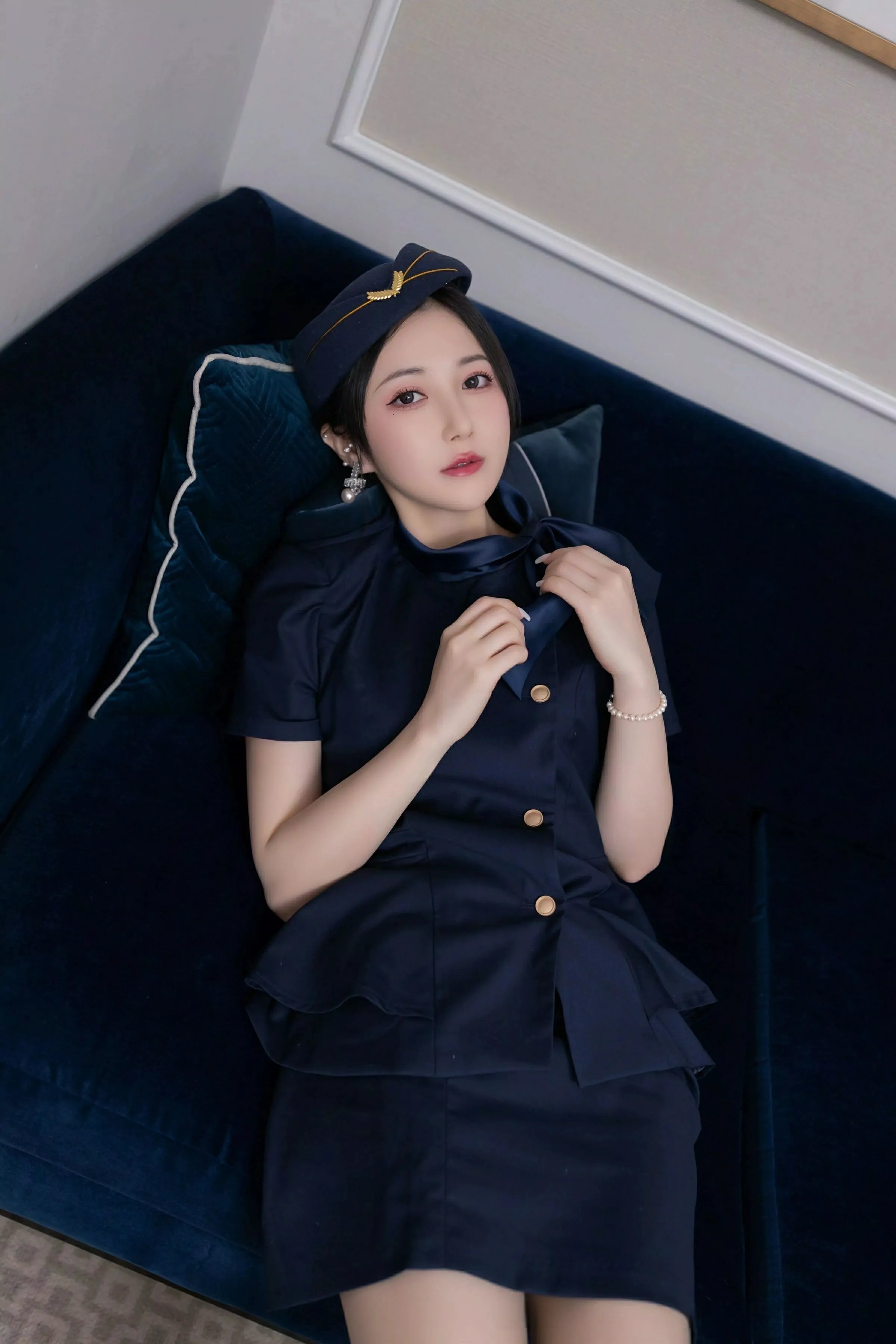 鱼子酱Fish性感空姐制服露白色内衣配灰丝袜秀美腿绝美写真 第 39 张