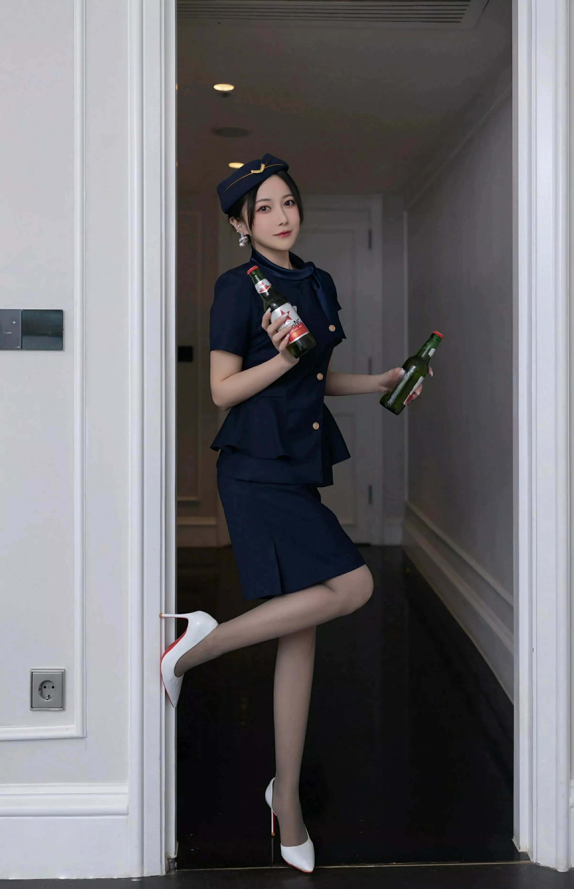 鱼子酱Fish性感空姐制服露白色内衣配灰丝袜秀美腿绝美写真 第 6 张
