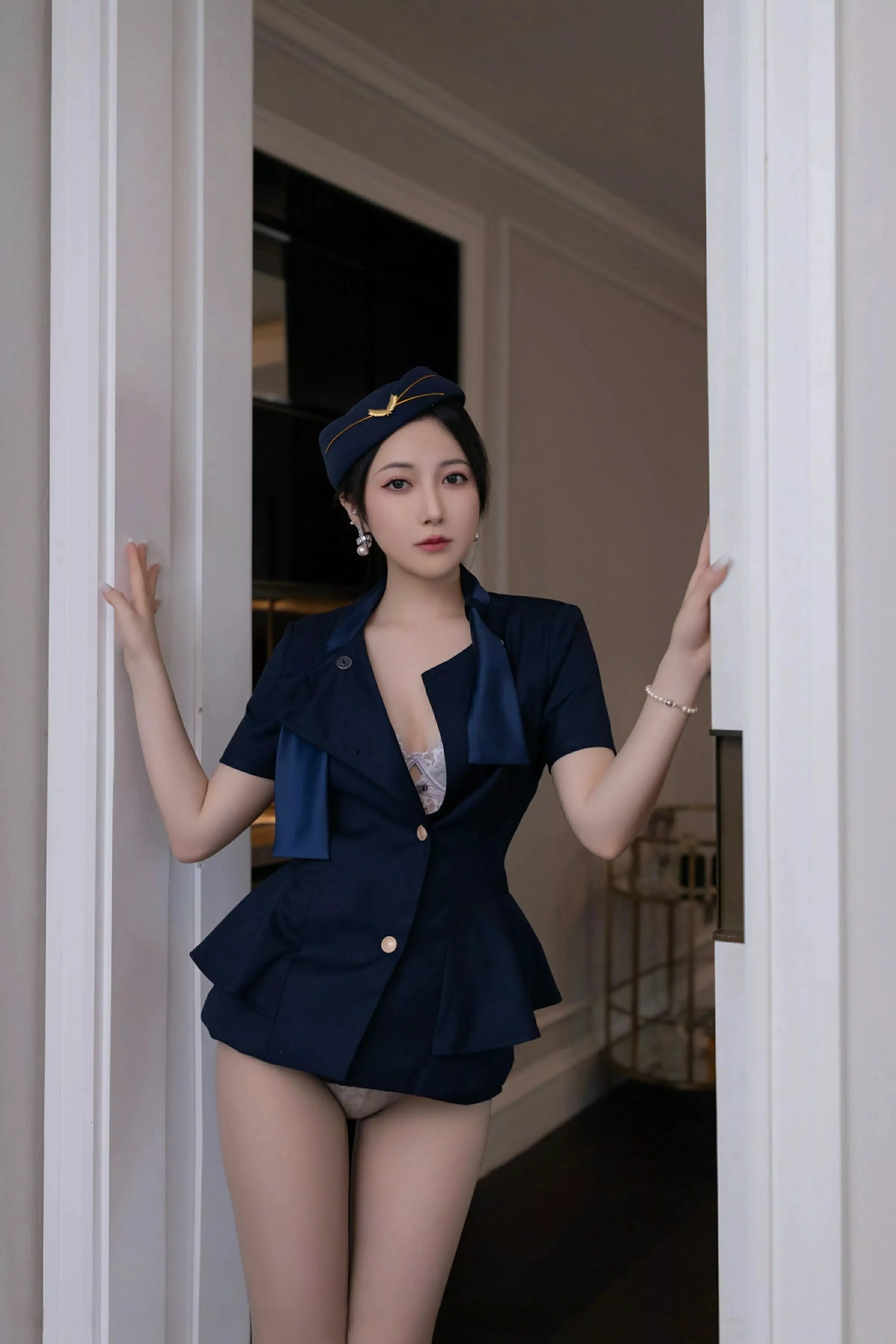 鱼子酱Fish性感空姐制服露白色内衣配灰丝袜秀美腿绝美写真 第 60 张