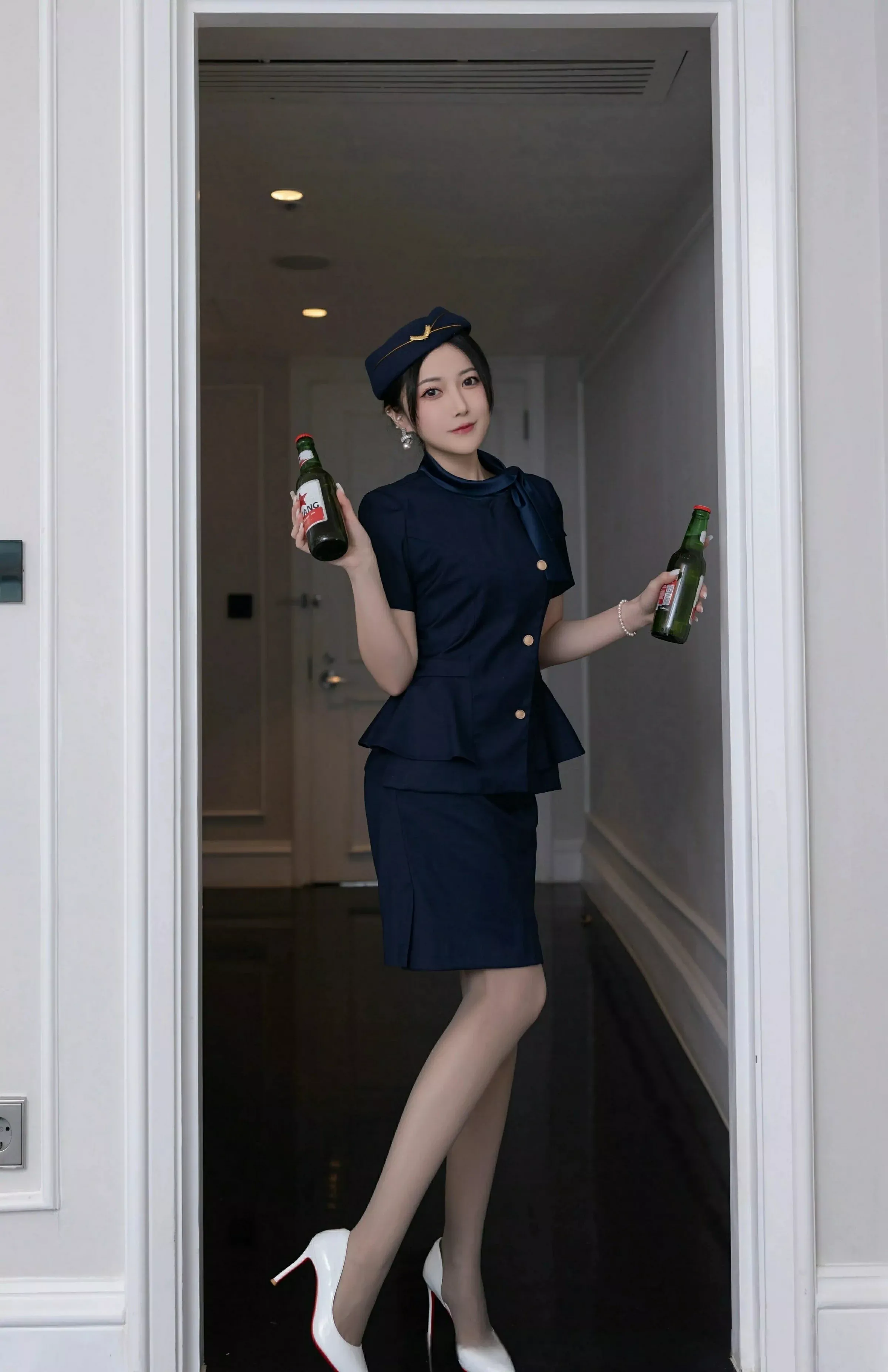 鱼子酱Fish性感空姐制服露白色内衣配灰丝袜秀美腿绝美写真 第 8 张