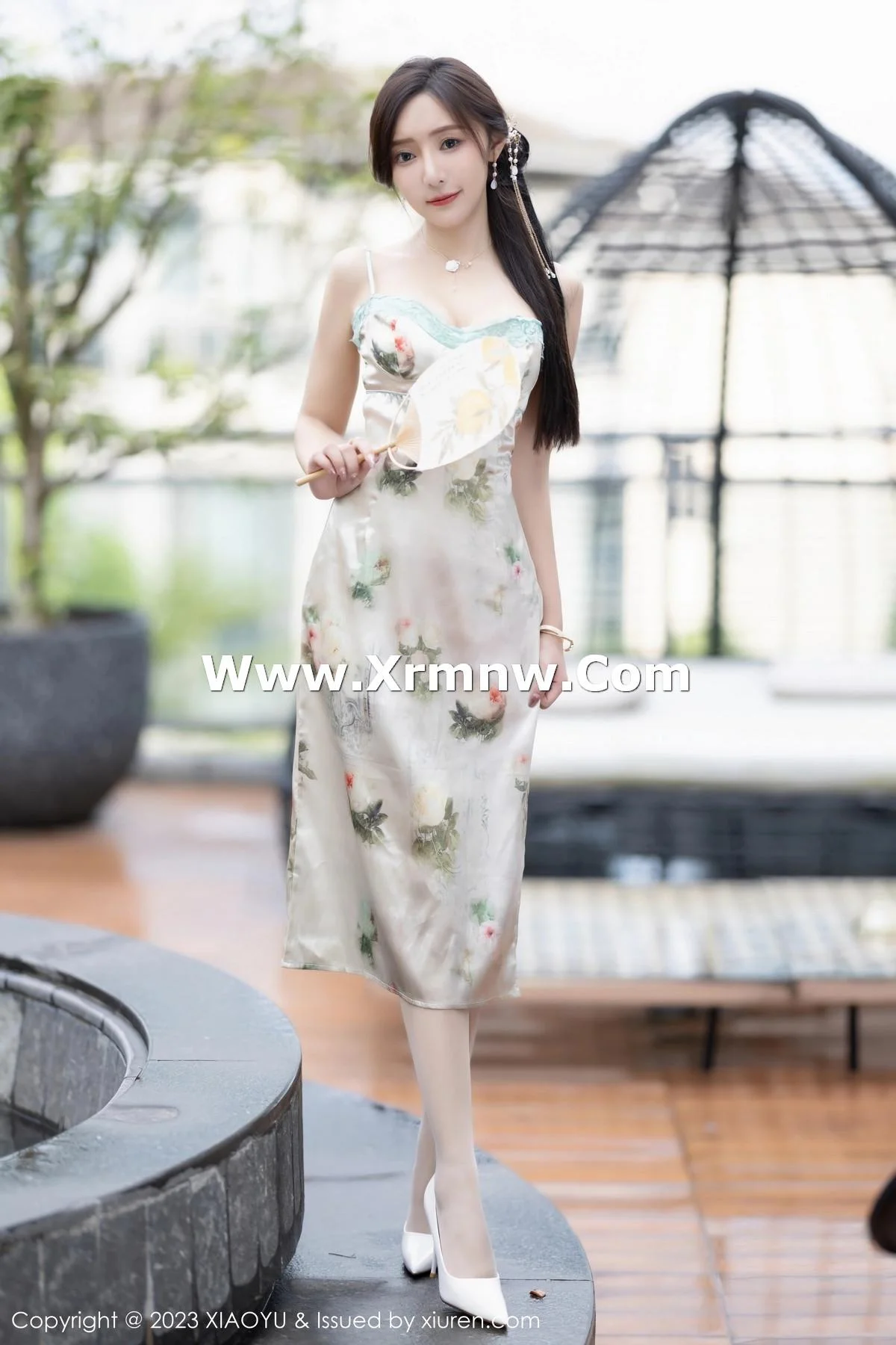 王馨瑶yanni性感浅色吊带长裙+粉色情趣旗袍完美绝美写真 第 1 张