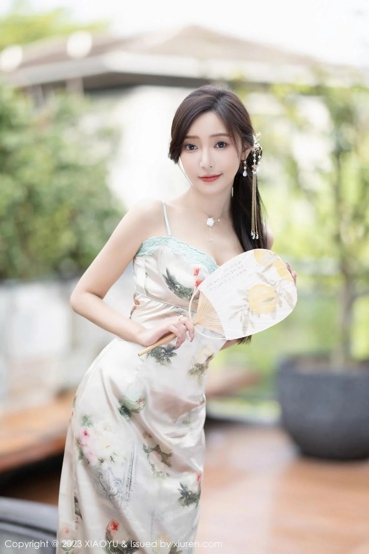 王馨瑶yanni性感浅色吊带长裙+粉色情趣旗袍完美绝美写真 第 12 张