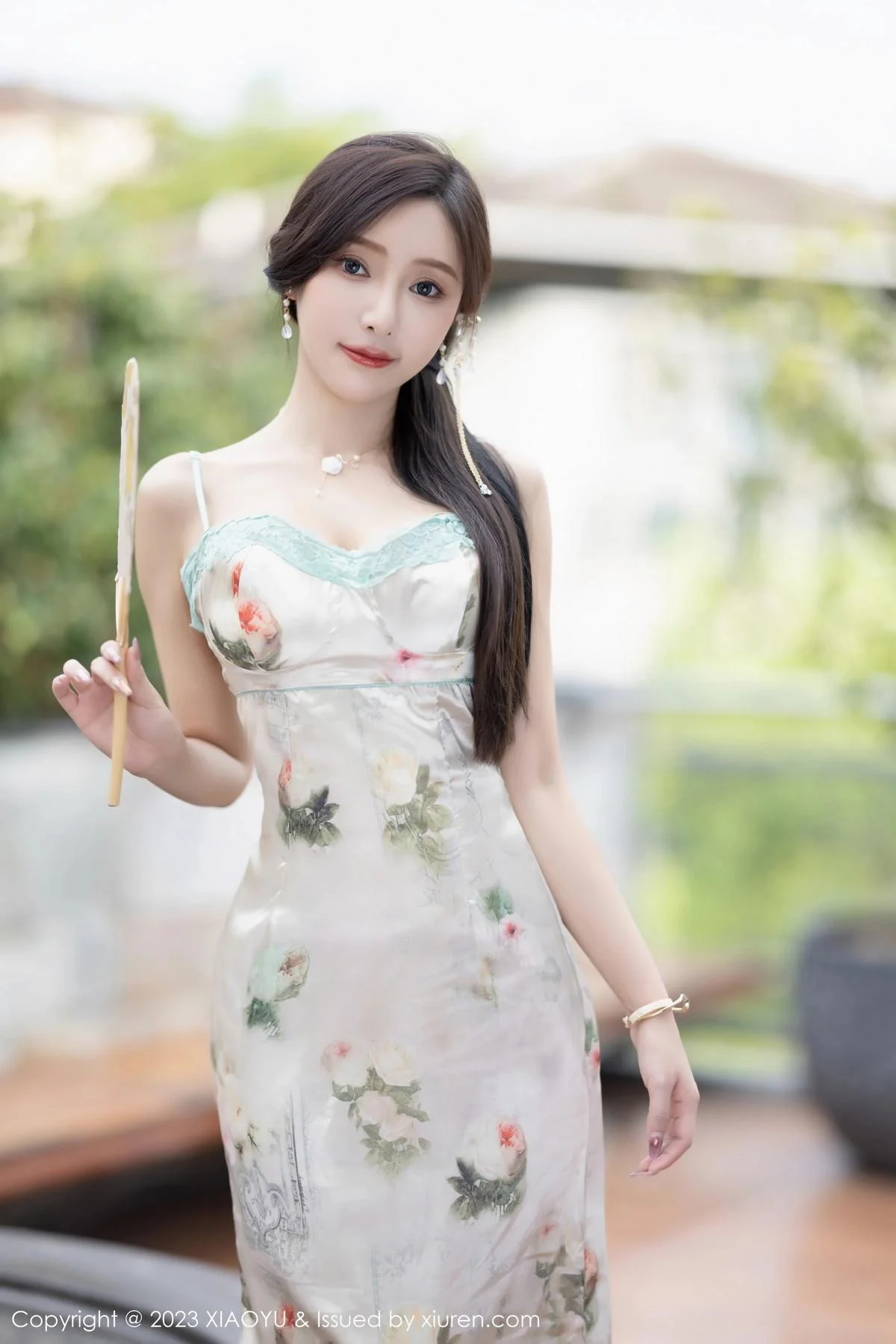 王馨瑶yanni性感浅色吊带长裙+粉色情趣旗袍完美绝美写真 第 13 张