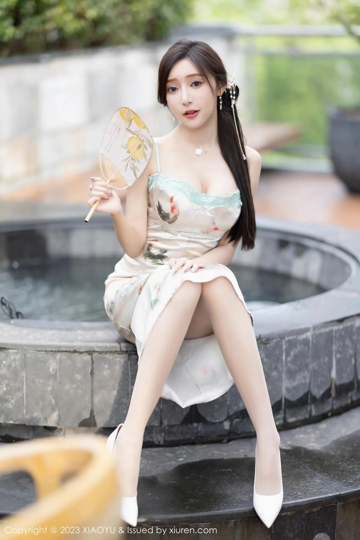 王馨瑶yanni性感浅色吊带长裙+粉色情趣旗袍完美绝美写真 第 15 张