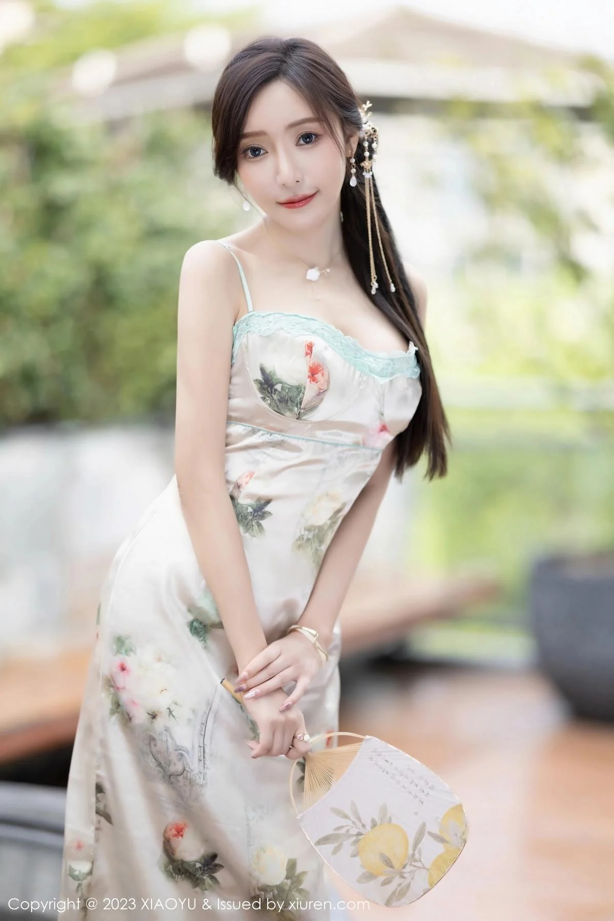 王馨瑶yanni性感浅色吊带长裙+粉色情趣旗袍完美绝美写真 第 9 张