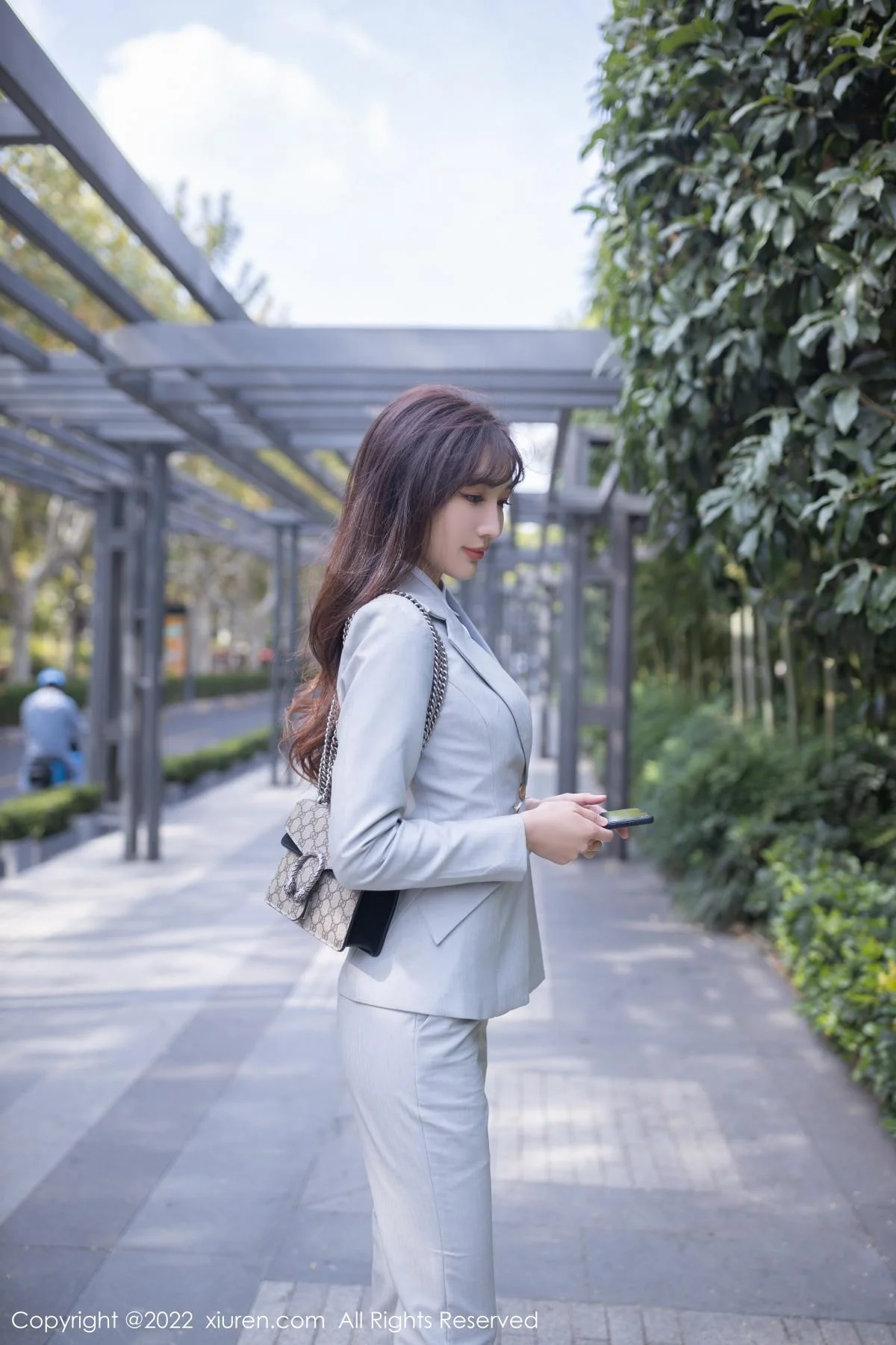 陆萱萱北京旅拍催眠主题脱灰色制服露红色蕾丝内衣绝美写真 第 1 张