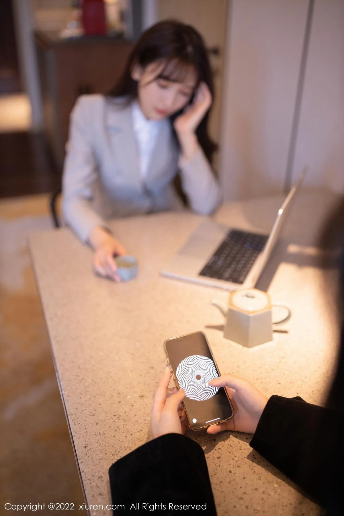 陆萱萱北京旅拍催眠主题脱灰色制服露红色蕾丝内衣绝美写真 第 12 张