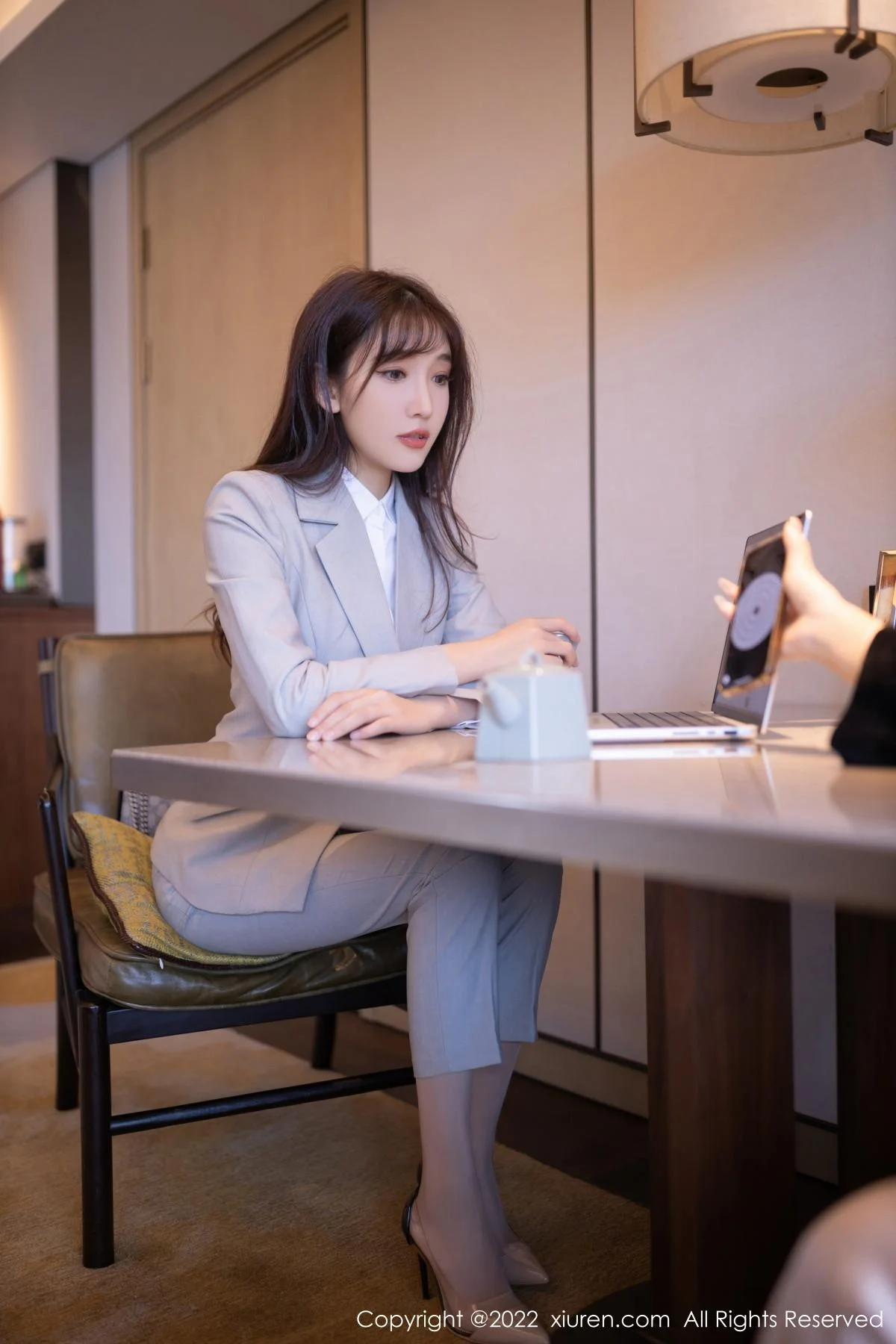陆萱萱北京旅拍催眠主题脱灰色制服露红色蕾丝内衣绝美写真 第 13 张